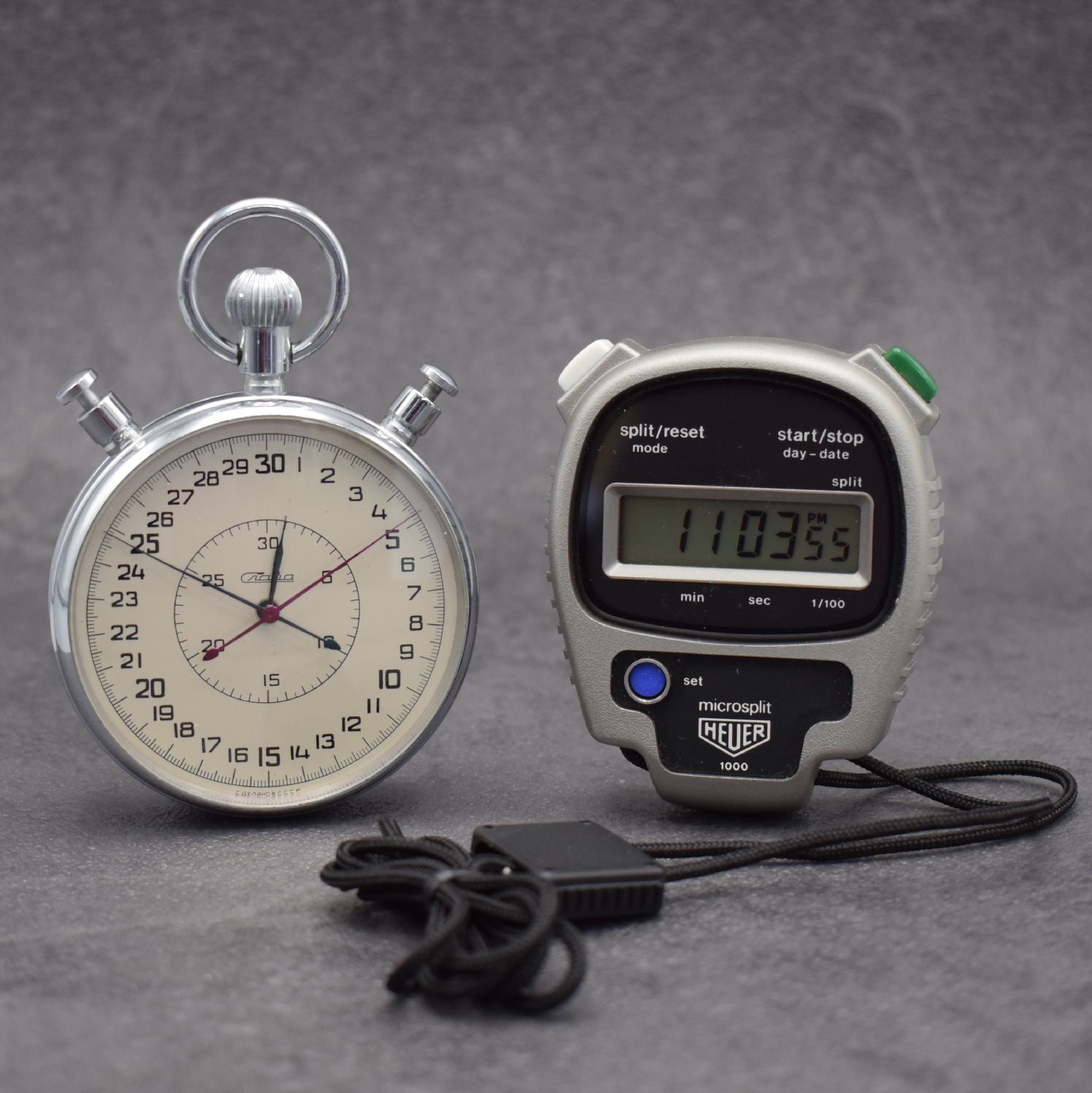 Konvolut: 2 Stoppuhren, 1) HEUER microsplit Einhandstoppuhr, Schweiz um 1975, mit digitaler Anzeige, orig. Etui & Gebrauchsanweisung anbei, EZ 2 2) ...