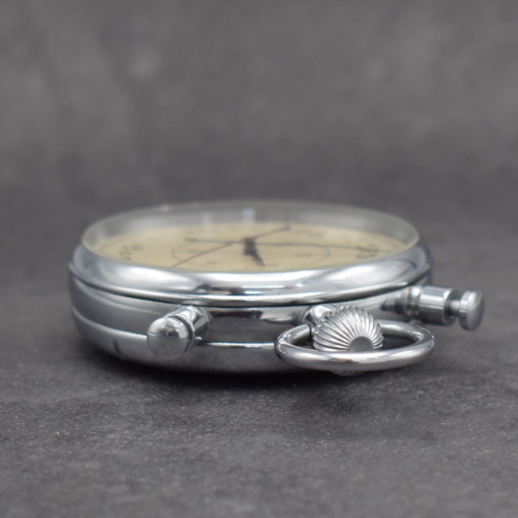 Detail b: Konvolut: 2 Stoppuhren, 1) HEUER microsplit Einhandstoppuhr, Schweiz um 1975, mit digitaler Anzeige, orig. Etui & Gebrauchsanweisung anbei, EZ 2 2) ...