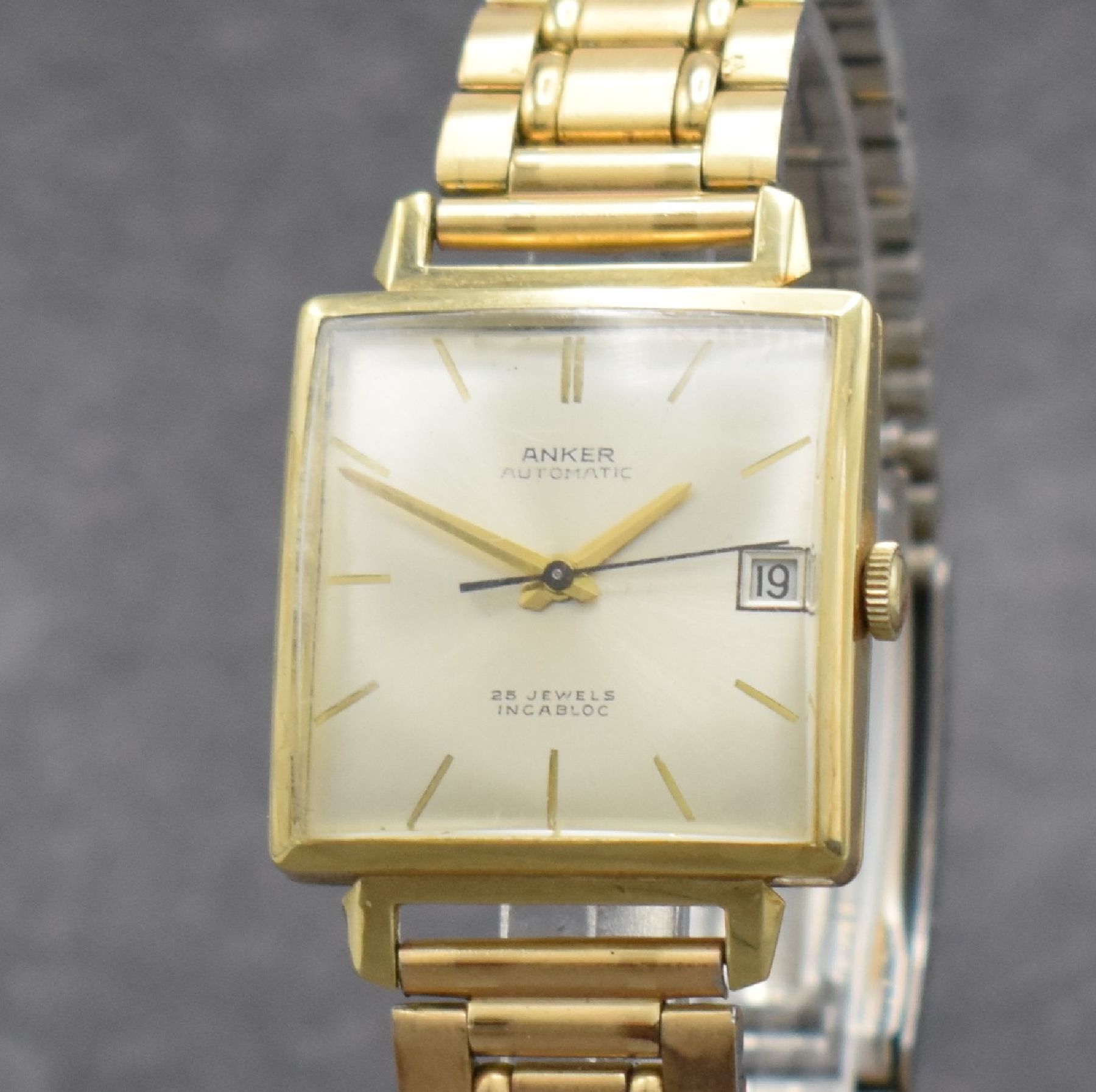 Detail c: ANKER Herrenarmbanduhr in GG 585/000, Deutschland um 1960, Automatik, 2-teil. Geh., Boden aufgedr., verg. Gliederband später, silb. Zifferbl., ...
