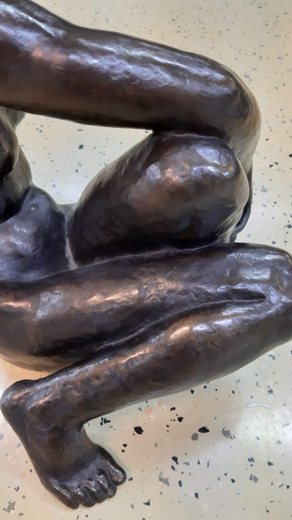 Detail f: Fritz Klimsch, 1870 Frankfurt/Main-1960 Freiburg, "kleine Schauende", 1936, Bronzeskulptur, monogrammiert auf der Fußsohle,Gießerstempel ...