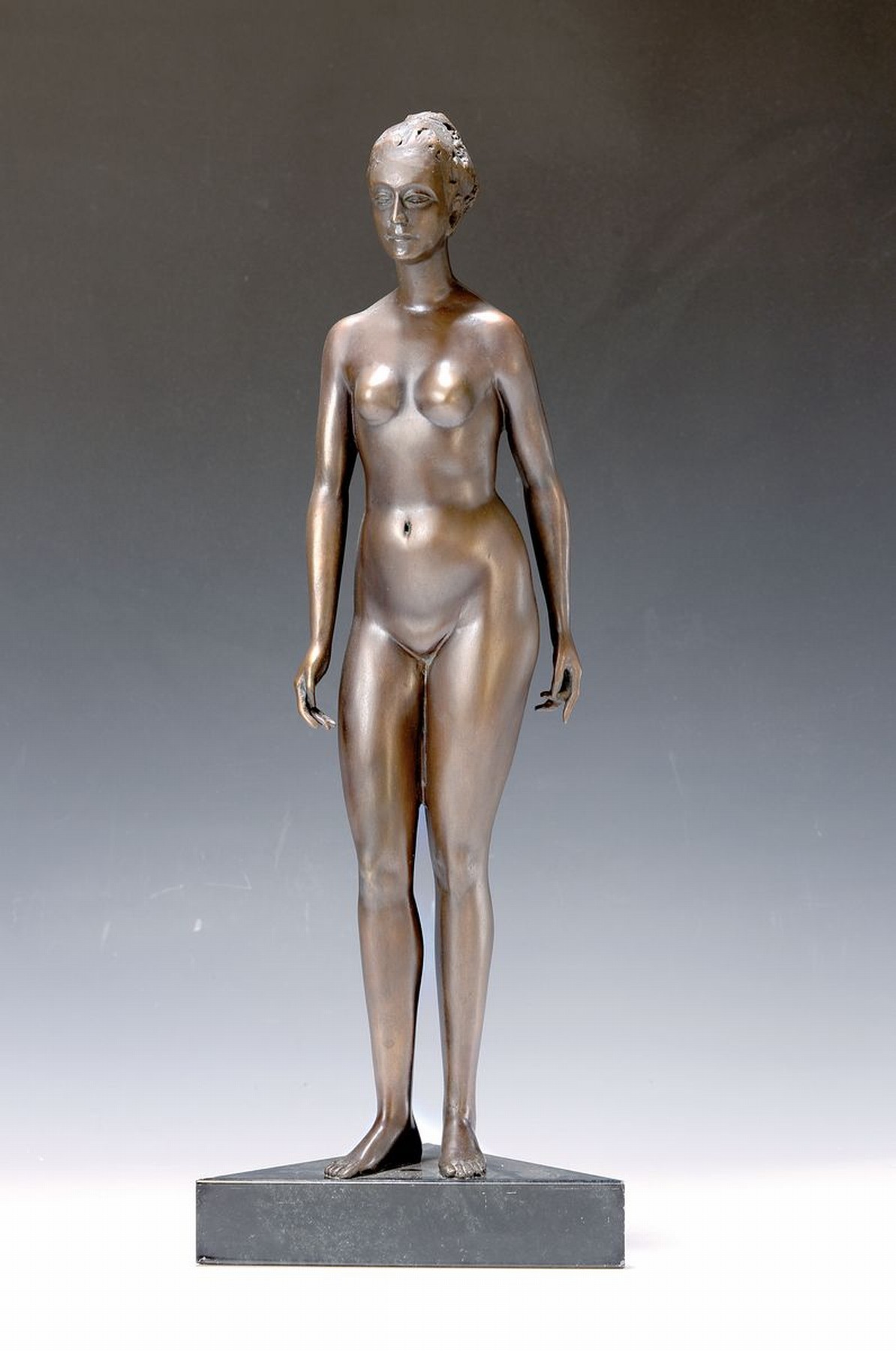 Bronzeskulptur, stehender Akt, unleserlich sign., num. 10/99, H. ca. 52 cm