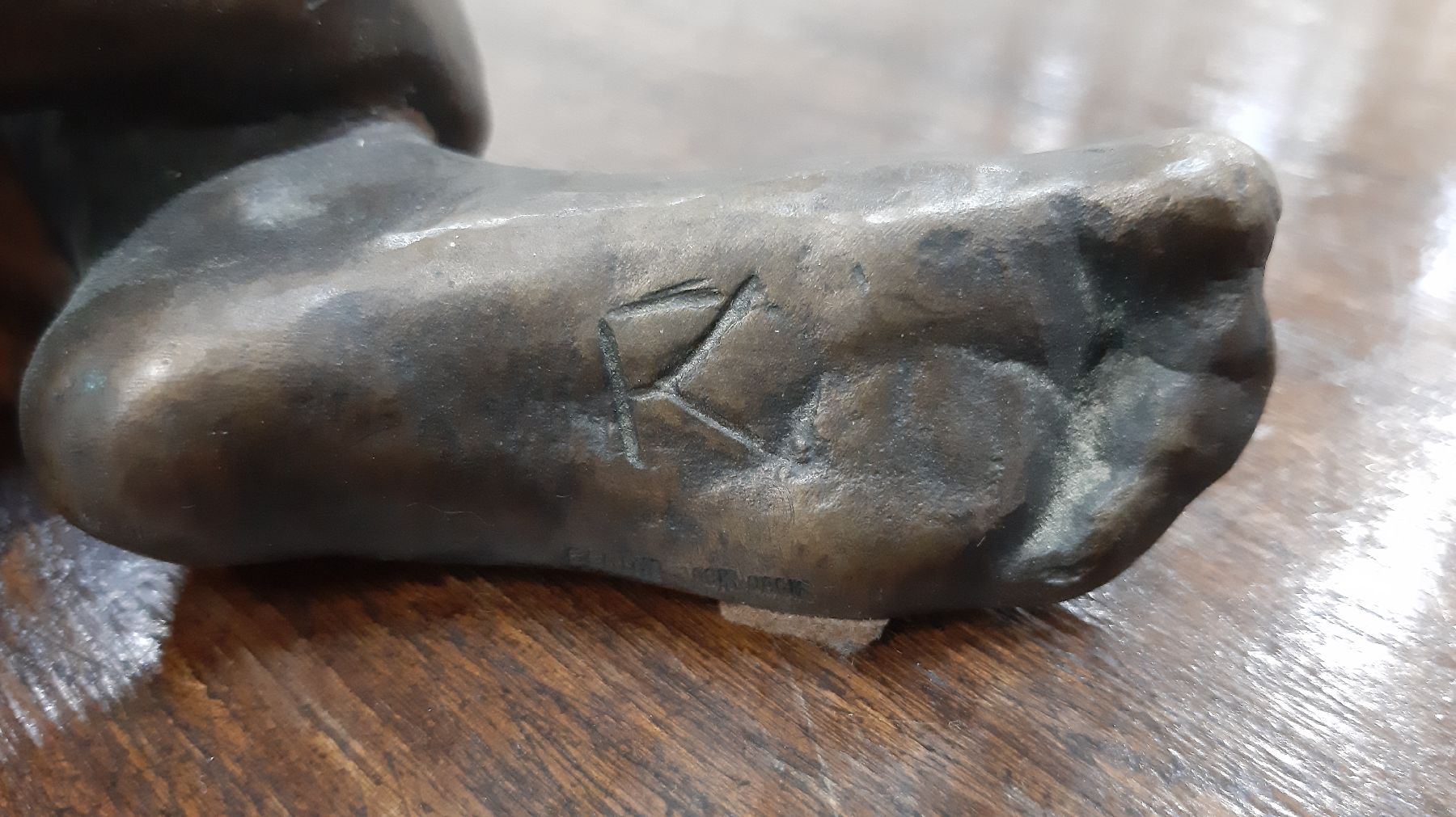 Detail c: Fritz Klimsch, 1870 Frankfurt/Main-1960 Freiburg, "Mädchen mit Turban", 1955, Bronzeskulptur, monogrammiert auf der Fußsohle, ...