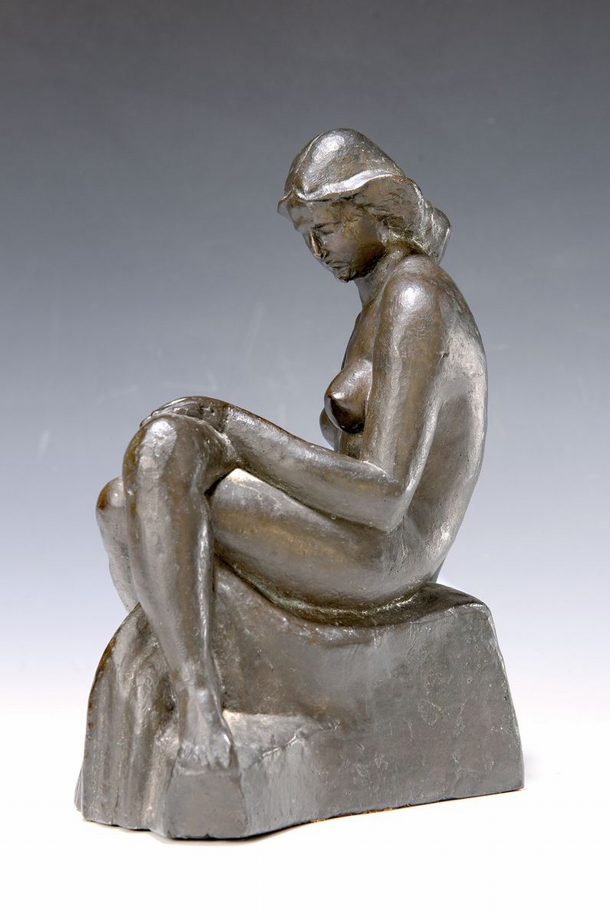 Unbekannter Künstler, Bronzefigur, sitzender Akt, unsign., ca. 25x18x14 cm