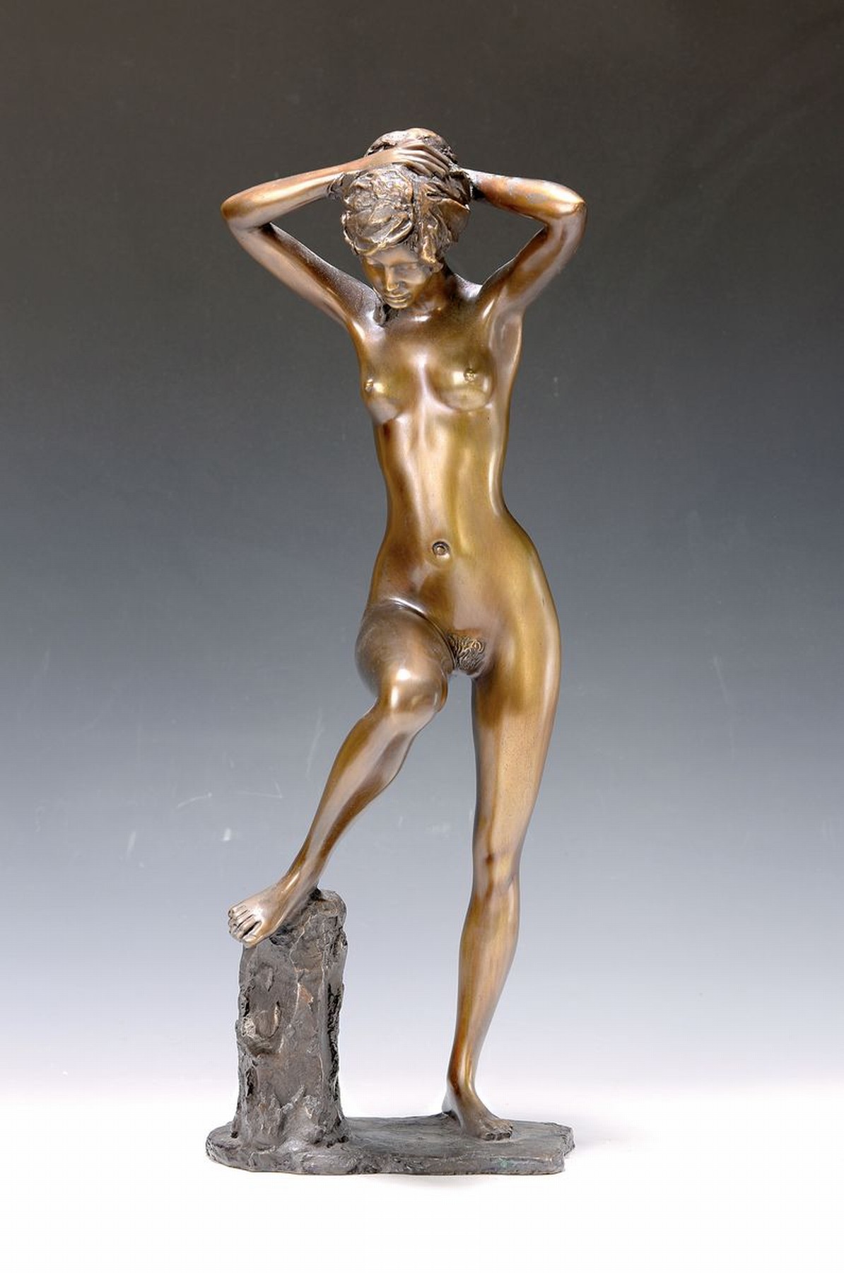 Unbekannter Künstler, Bronzefigur, stehende Weibliche Akt, unsign., H. ca. 45 cm