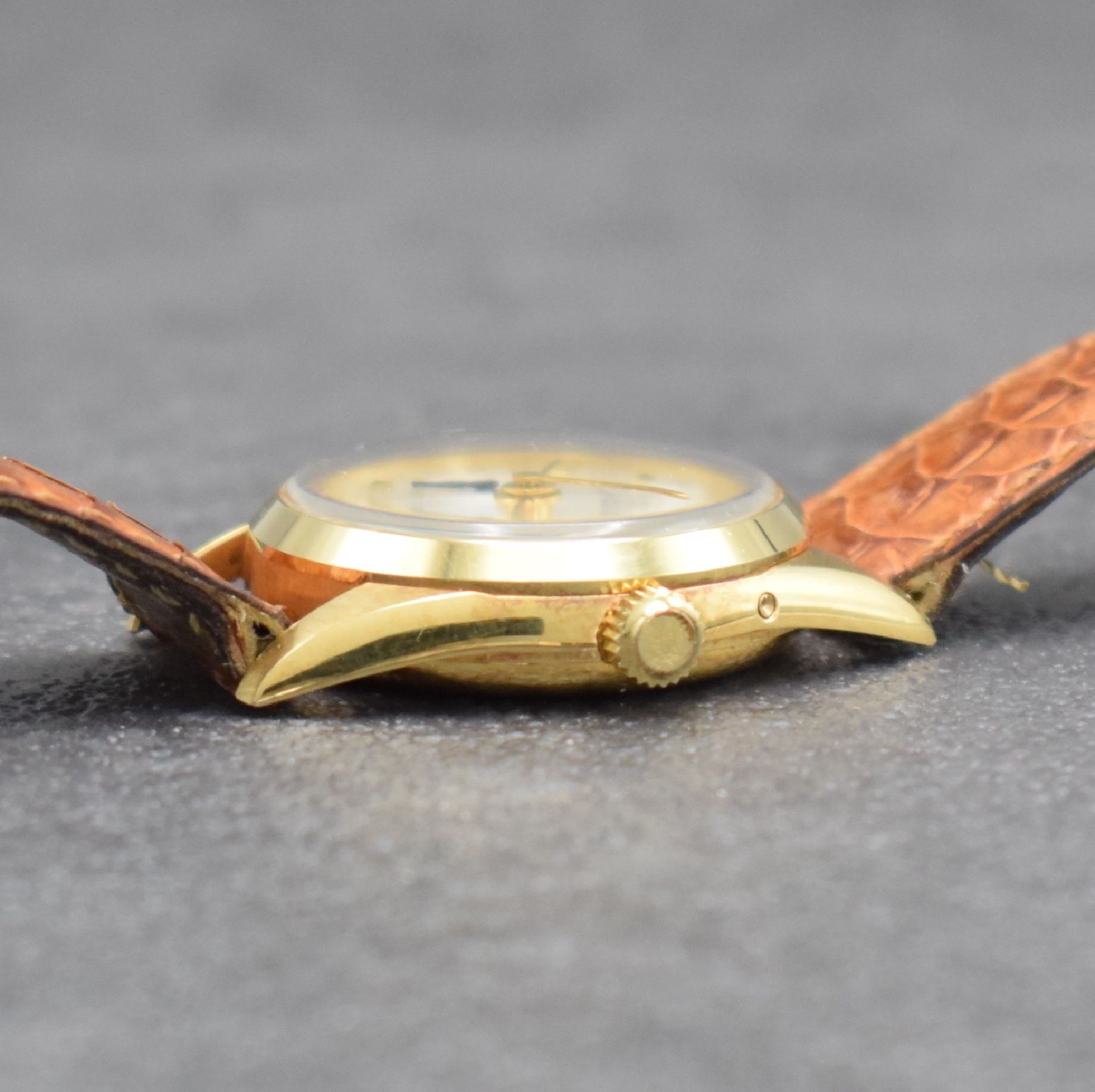 Detail d: ULYSSE NARDIN Damenarmbanduhr mit Vollkalender in GG 750/000, Schweiz um 1980, Handaufzug, Ref. 311 51, 3-teil. Geh., Boden & Glasrand aufgedr., ...