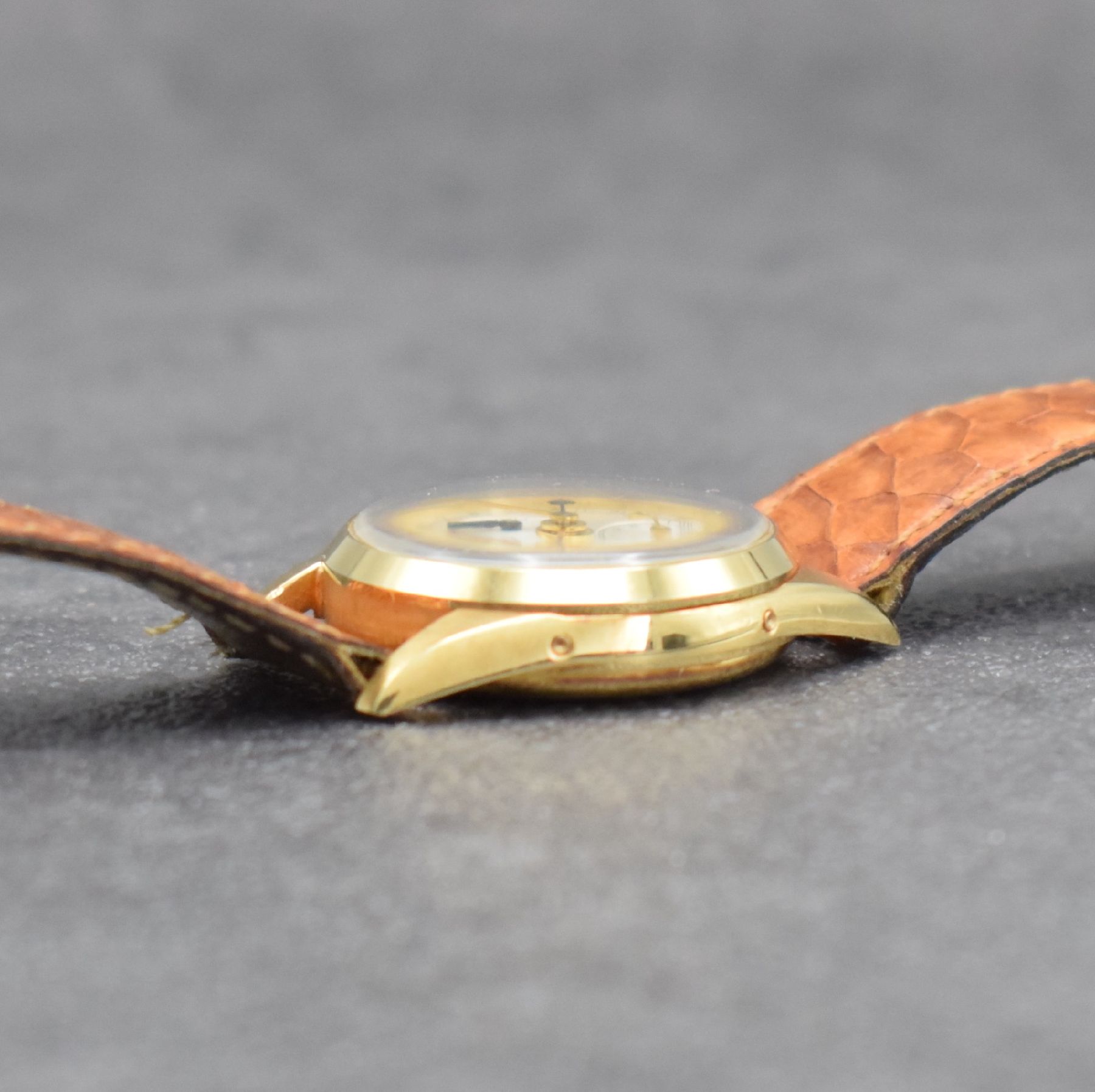 Detail e: ULYSSE NARDIN Damenarmbanduhr mit Vollkalender in GG 750/000, Schweiz um 1980, Handaufzug, Ref. 311 51, 3-teil. Geh., Boden & Glasrand aufgedr., ...