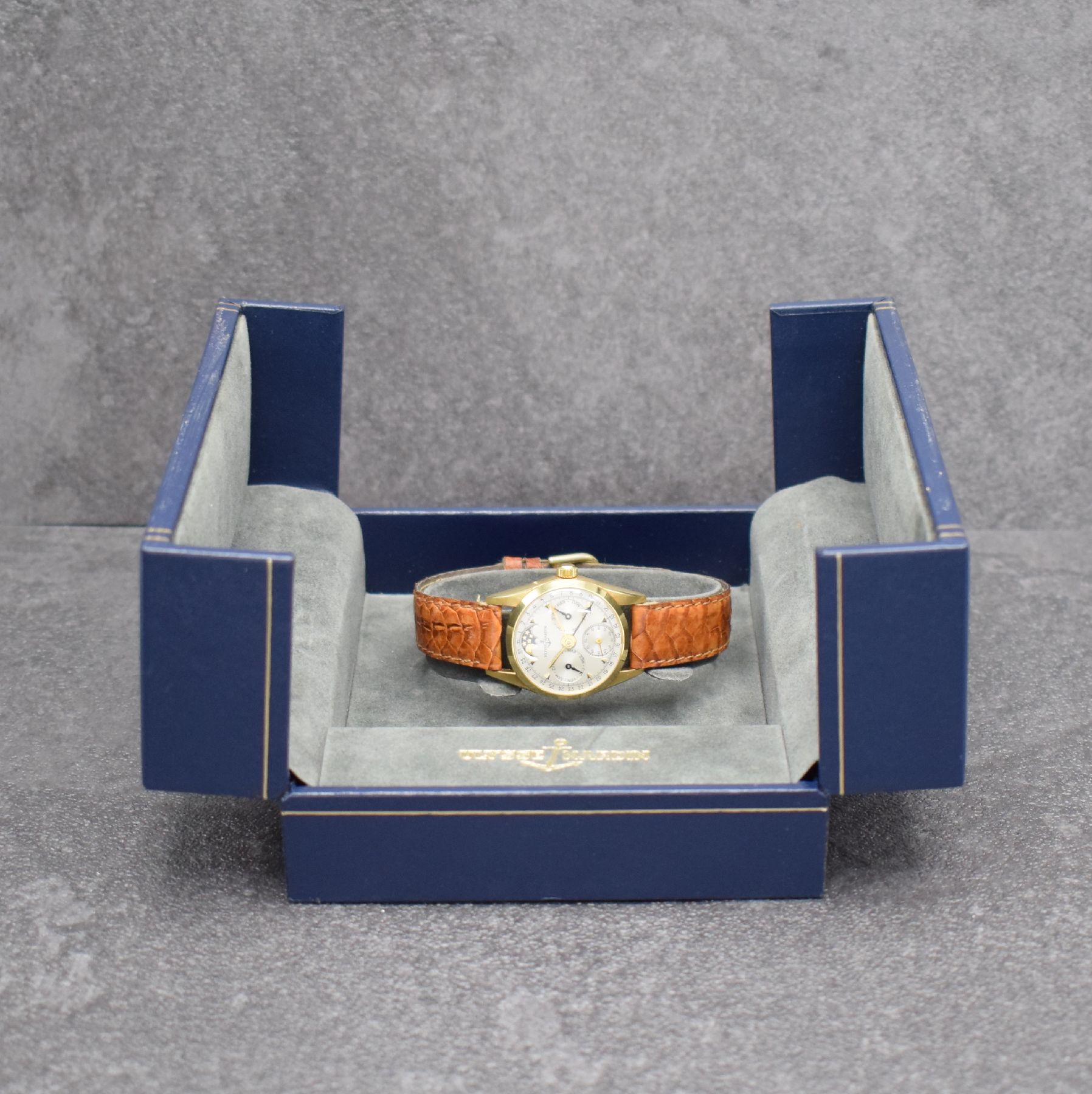 Detail i: ULYSSE NARDIN Damenarmbanduhr mit Vollkalender in GG 750/000, Schweiz um 1980, Handaufzug, Ref. 311 51, 3-teil. Geh., Boden & Glasrand aufgedr., ...
