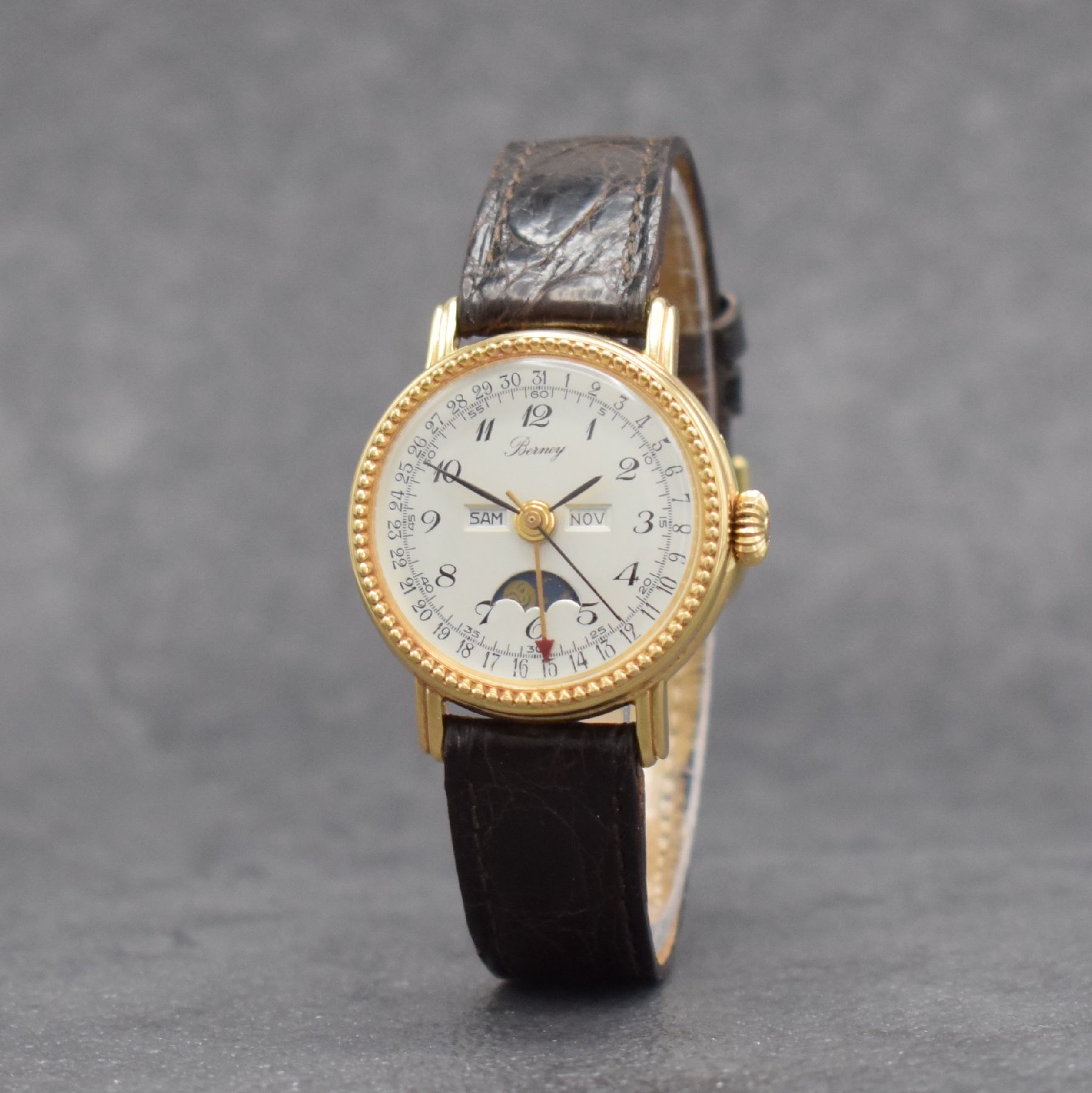 Detail b: BERNEY Damenarmbanduhr mit Vollkalender in GG 750/000, Schweiz um 1980, Handaufzug, 3- teil. Geh., Boden & Glasrand aufgedr., silb. Zifferbl. m. ...