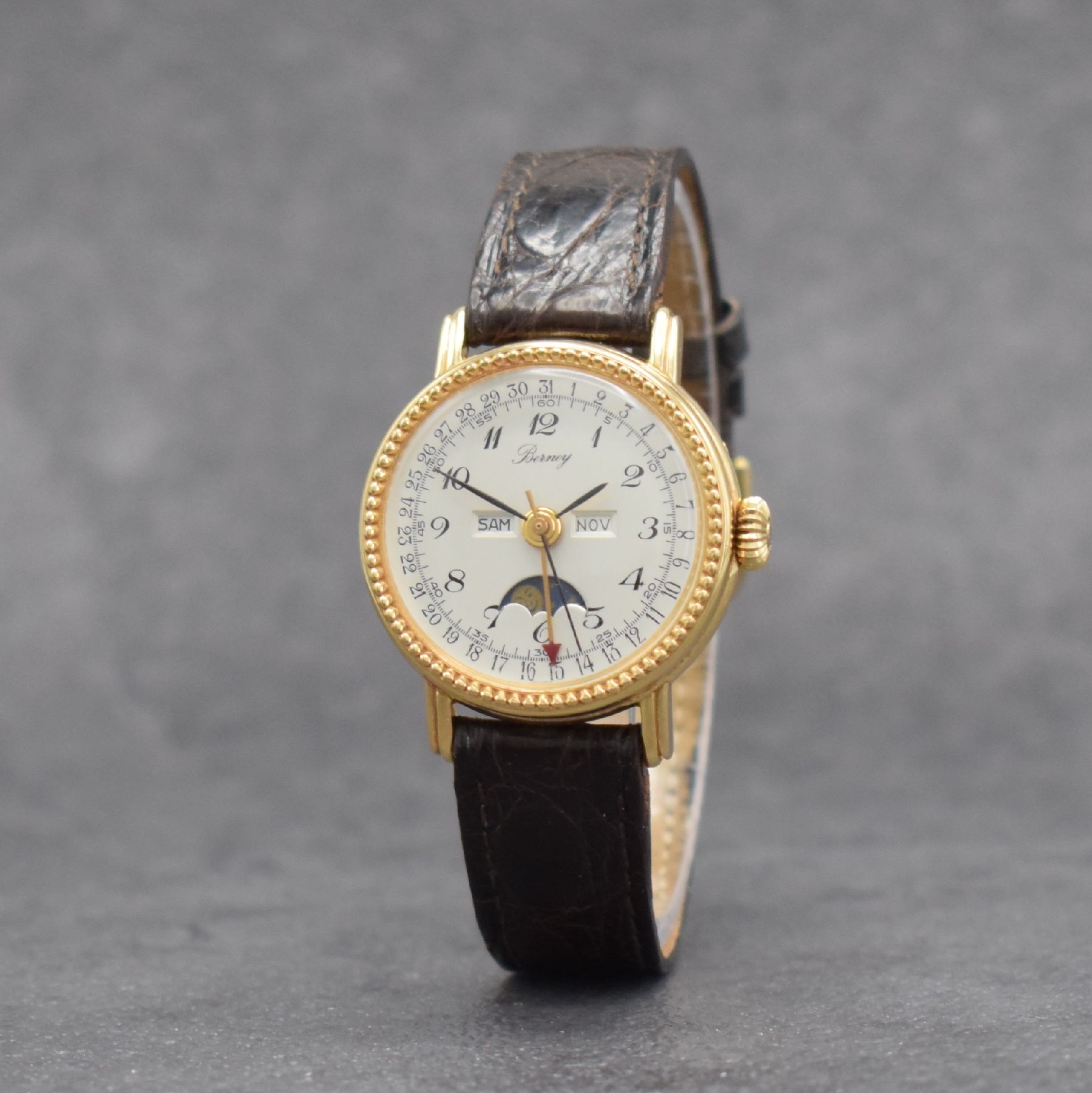 Detail c: BERNEY Damenarmbanduhr mit Vollkalender in GG 750/000, Schweiz um 1980, Handaufzug, 3- teil. Geh., Boden & Glasrand aufgedr., silb. Zifferbl. m. ...