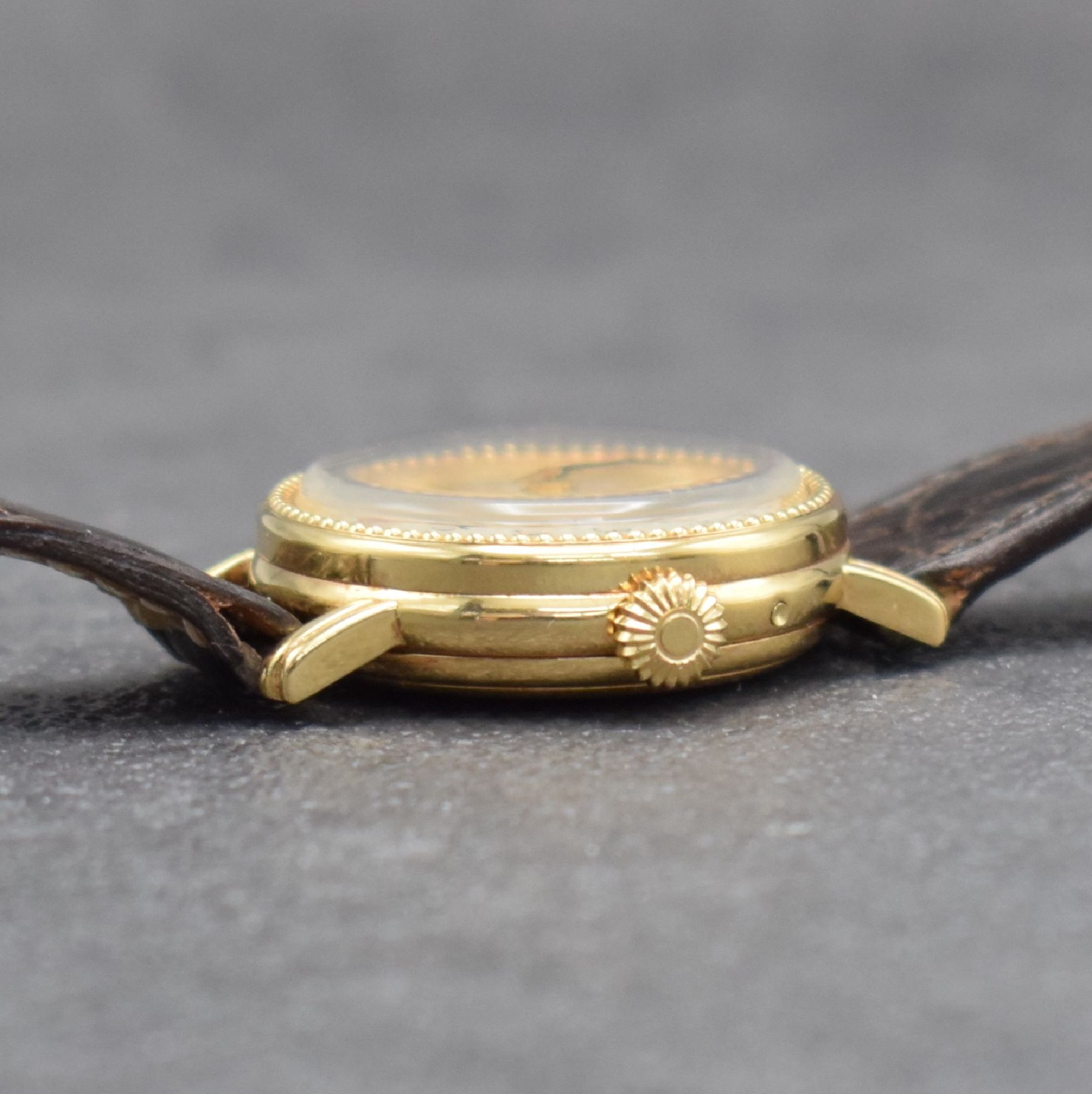 Detail d: BERNEY Damenarmbanduhr mit Vollkalender in GG 750/000, Schweiz um 1980, Handaufzug, 3- teil. Geh., Boden & Glasrand aufgedr., silb. Zifferbl. m. ...