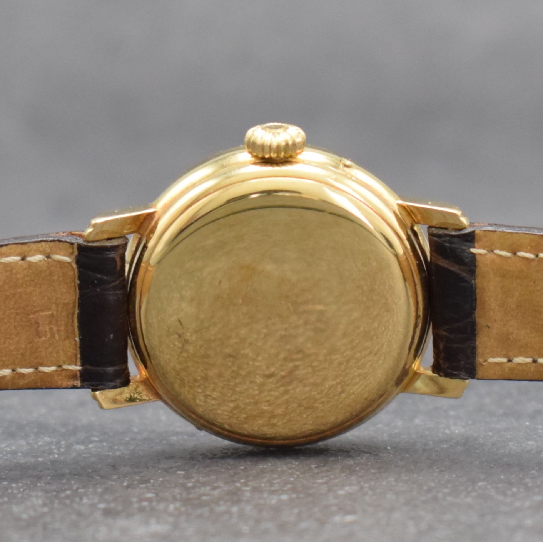 Detail f: BERNEY Damenarmbanduhr mit Vollkalender in GG 750/000, Schweiz um 1980, Handaufzug, 3- teil. Geh., Boden & Glasrand aufgedr., silb. Zifferbl. m. ...