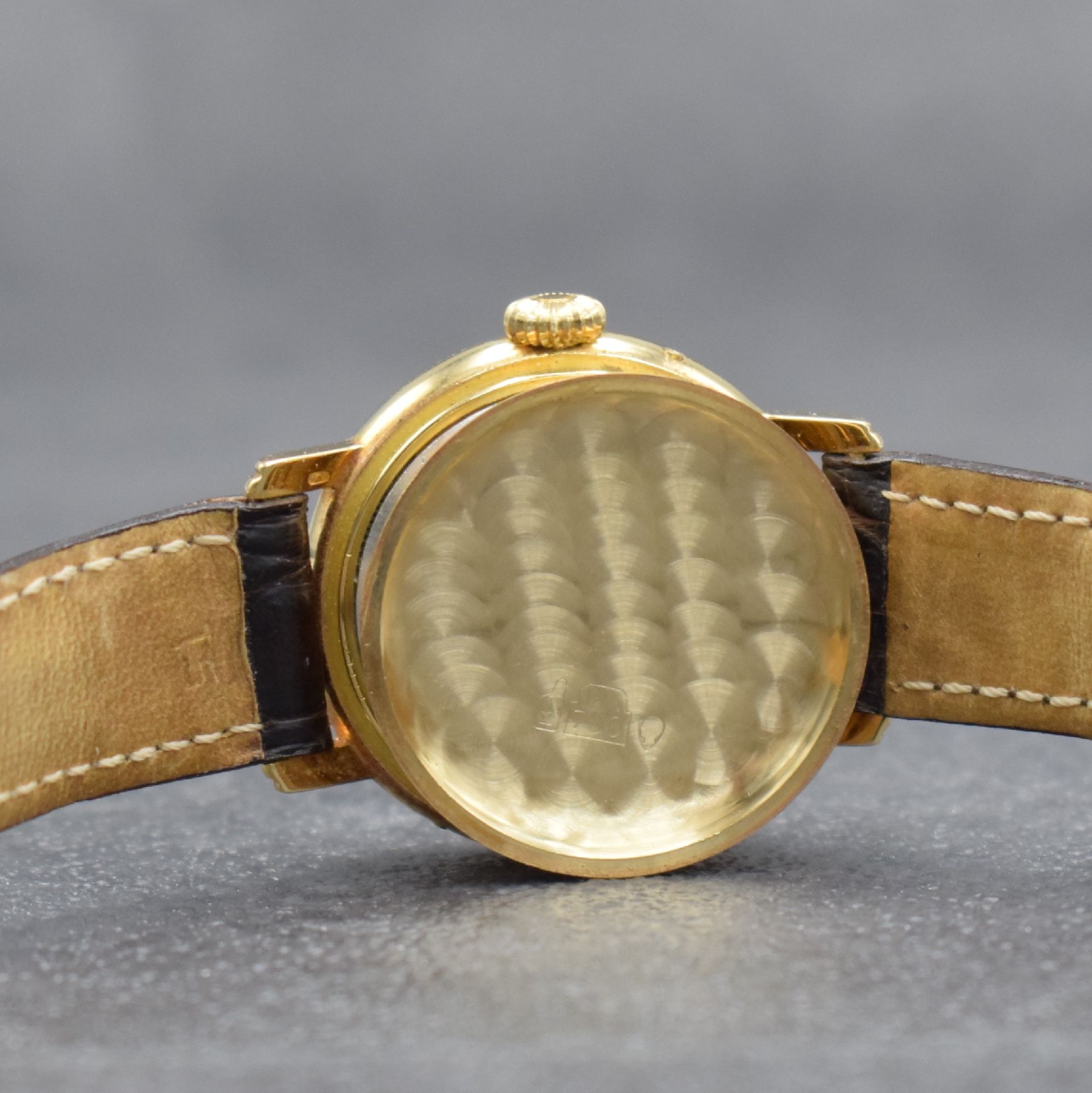 Detail h: BERNEY Damenarmbanduhr mit Vollkalender in GG 750/000, Schweiz um 1980, Handaufzug, 3- teil. Geh., Boden & Glasrand aufgedr., silb. Zifferbl. m. ...