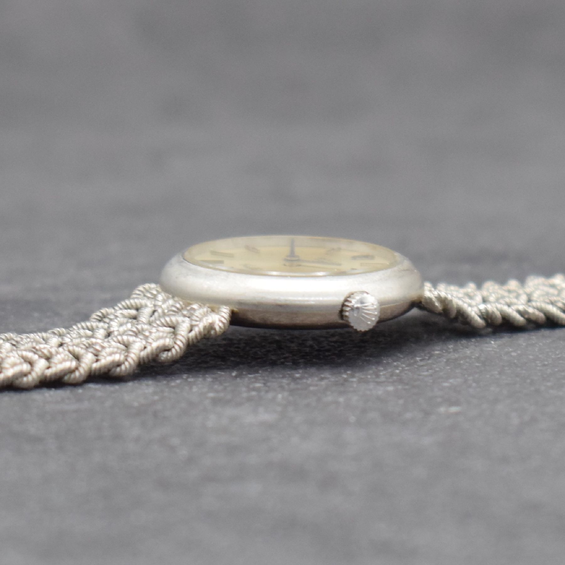 Detail e: ROLEX Cellini Damenarmbanduhr in WG 585/000, Schweiz 1970er Jahre, Handaufzug, Glasrand aufgedr., Kettenglieder-Band in WG 585/000, silb. Zifferbl. ...