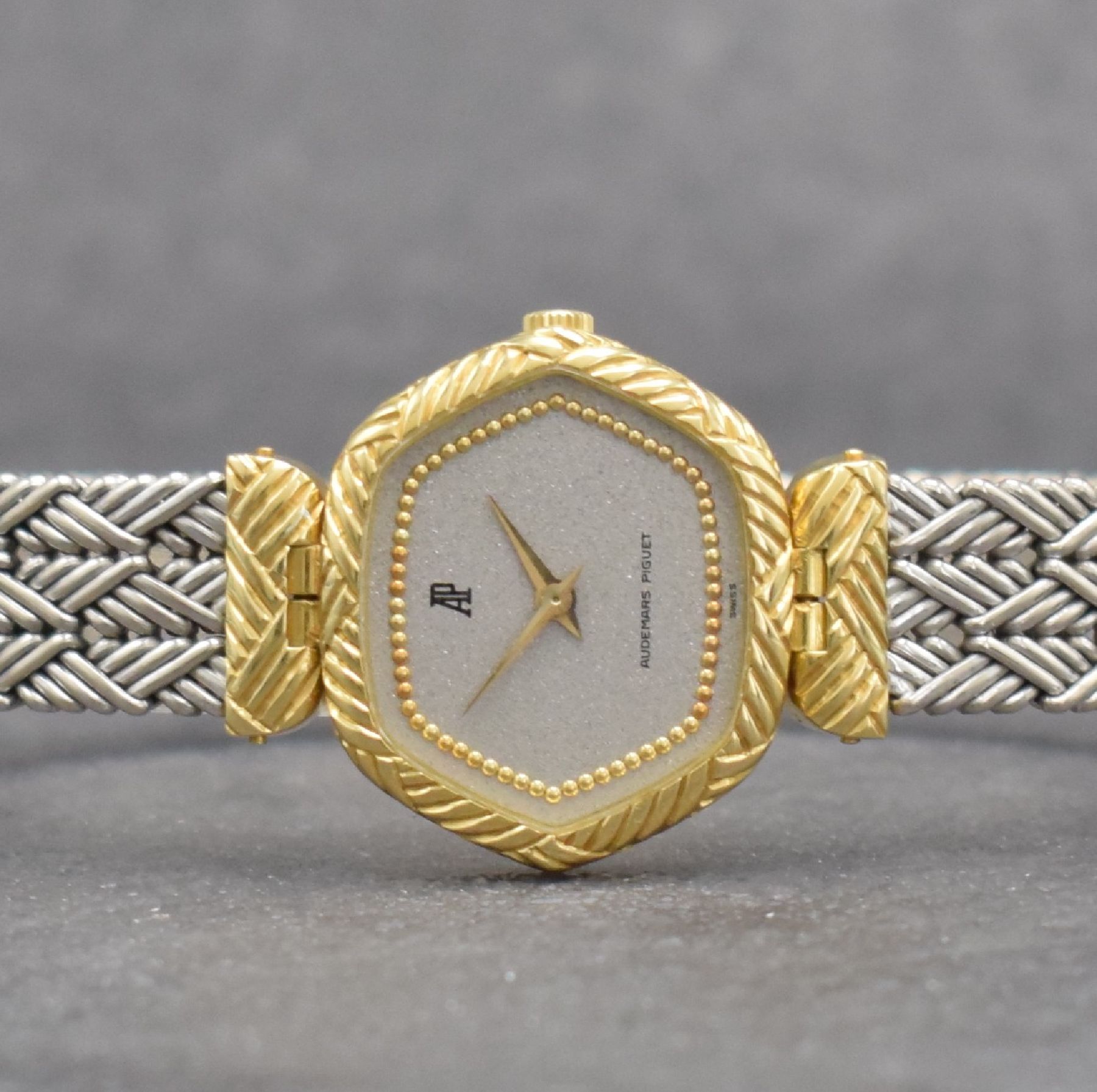 Detail a: AUDEMARS PIGUET ausgefallene Damenarmbanduhr in GG/WG 750/000, Schweiz um 1980, Handaufzug, 2-teil. Geh., Boden aufgedr., silb. Zifferbl. m. gold. ...