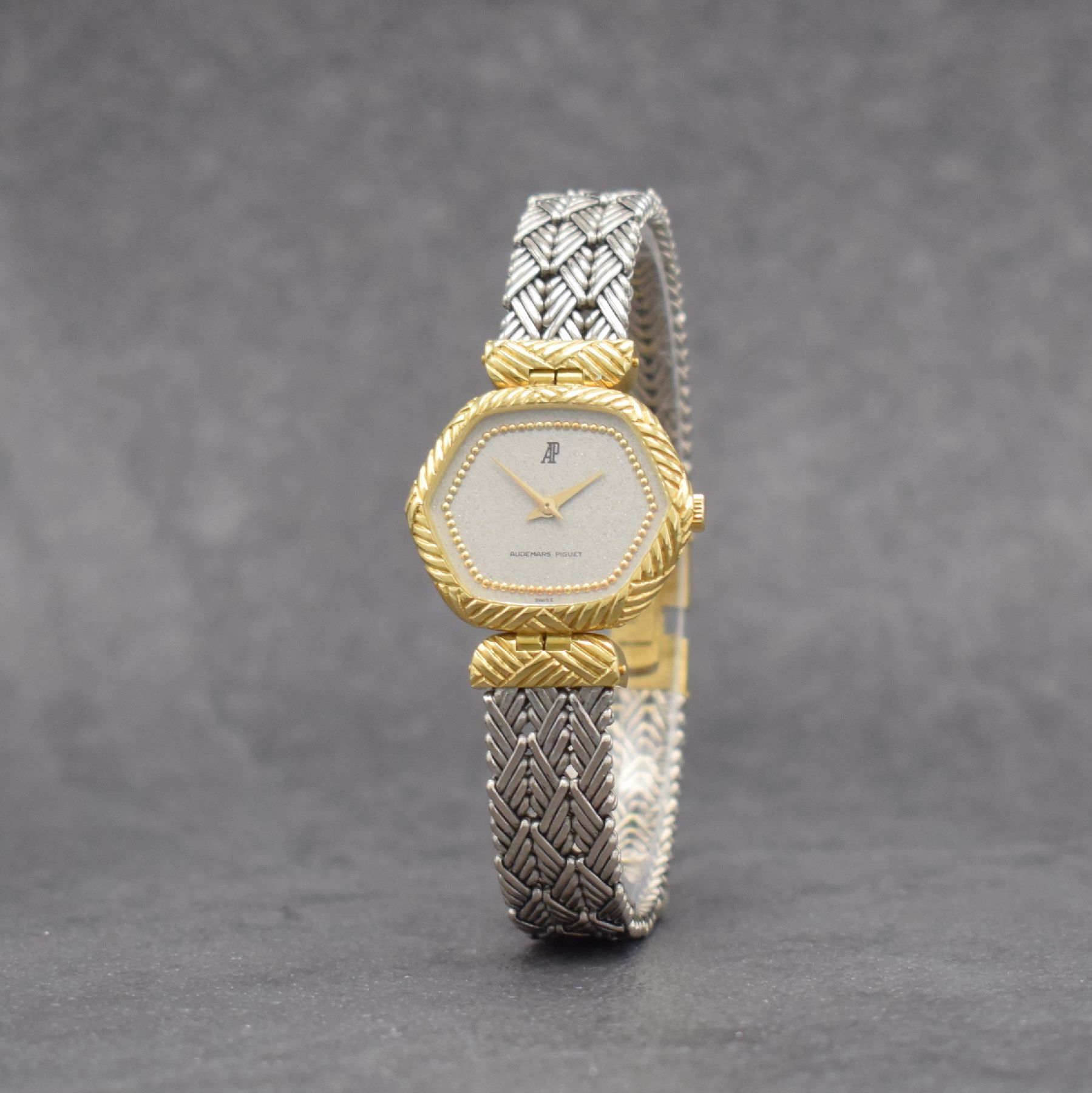 Detail b: AUDEMARS PIGUET ausgefallene Damenarmbanduhr in GG/WG 750/000, Schweiz um 1980, Handaufzug, 2-teil. Geh., Boden aufgedr., silb. Zifferbl. m. gold. ...