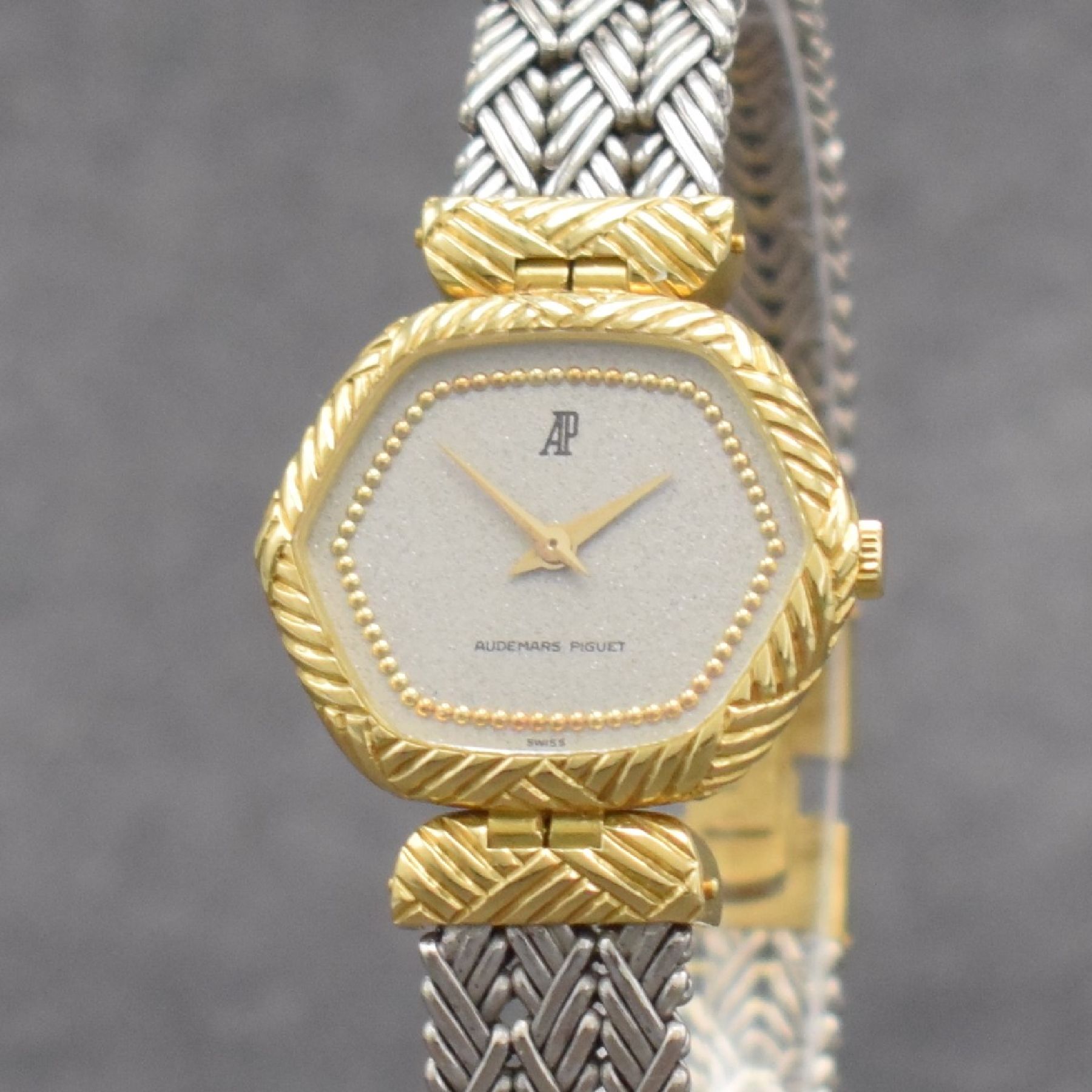 Detail c: AUDEMARS PIGUET ausgefallene Damenarmbanduhr in GG/WG 750/000, Schweiz um 1980, Handaufzug, 2-teil. Geh., Boden aufgedr., silb. Zifferbl. m. gold. ...