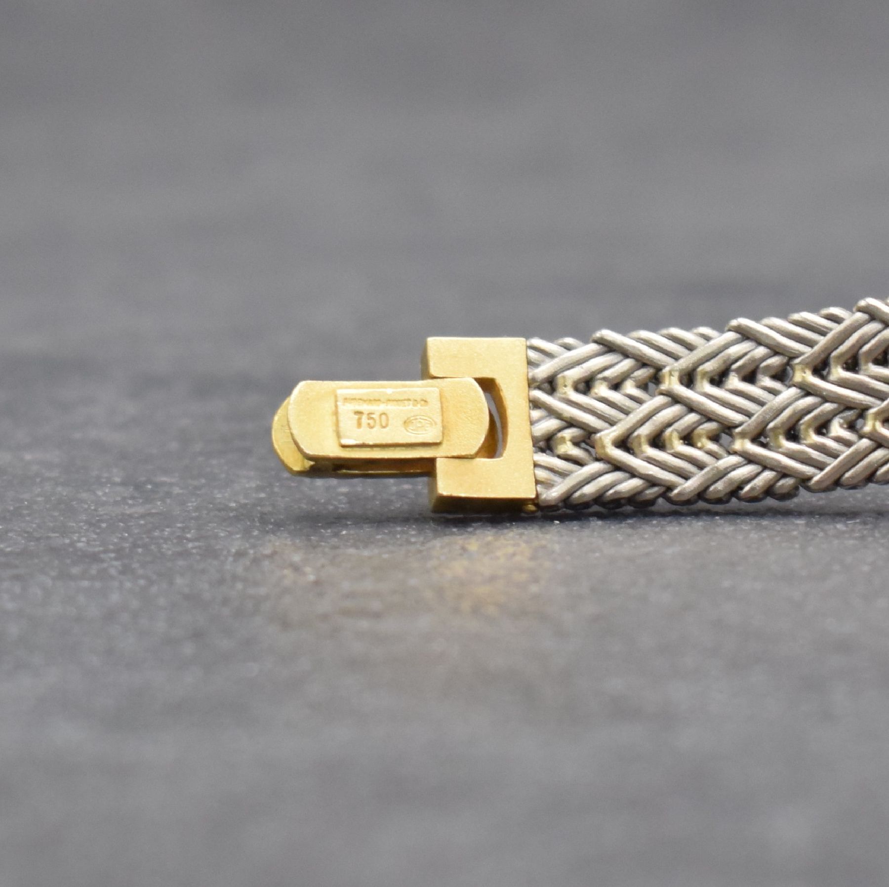 Detail e: AUDEMARS PIGUET ausgefallene Damenarmbanduhr in GG/WG 750/000, Schweiz um 1980, Handaufzug, 2-teil. Geh., Boden aufgedr., silb. Zifferbl. m. gold. ...