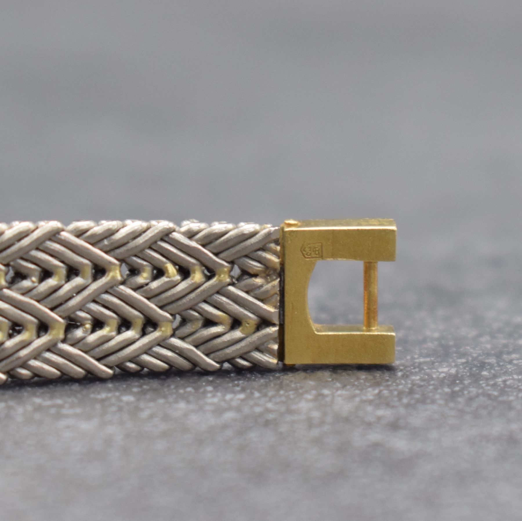 Detail f: AUDEMARS PIGUET ausgefallene Damenarmbanduhr in GG/WG 750/000, Schweiz um 1980, Handaufzug, 2-teil. Geh., Boden aufgedr., silb. Zifferbl. m. gold. ...