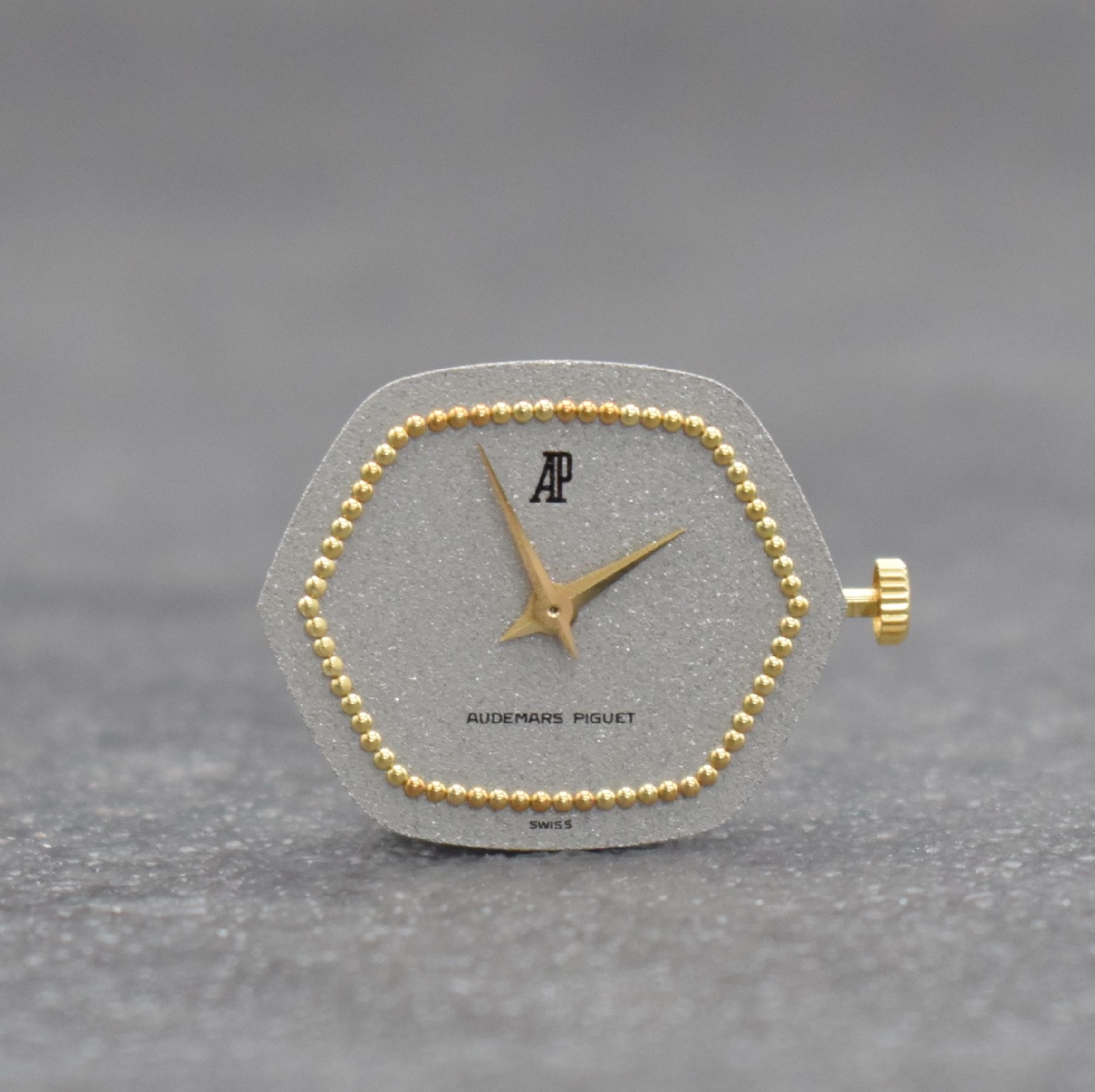 Detail i: AUDEMARS PIGUET ausgefallene Damenarmbanduhr in GG/WG 750/000, Schweiz um 1980, Handaufzug, 2-teil. Geh., Boden aufgedr., silb. Zifferbl. m. gold. ...