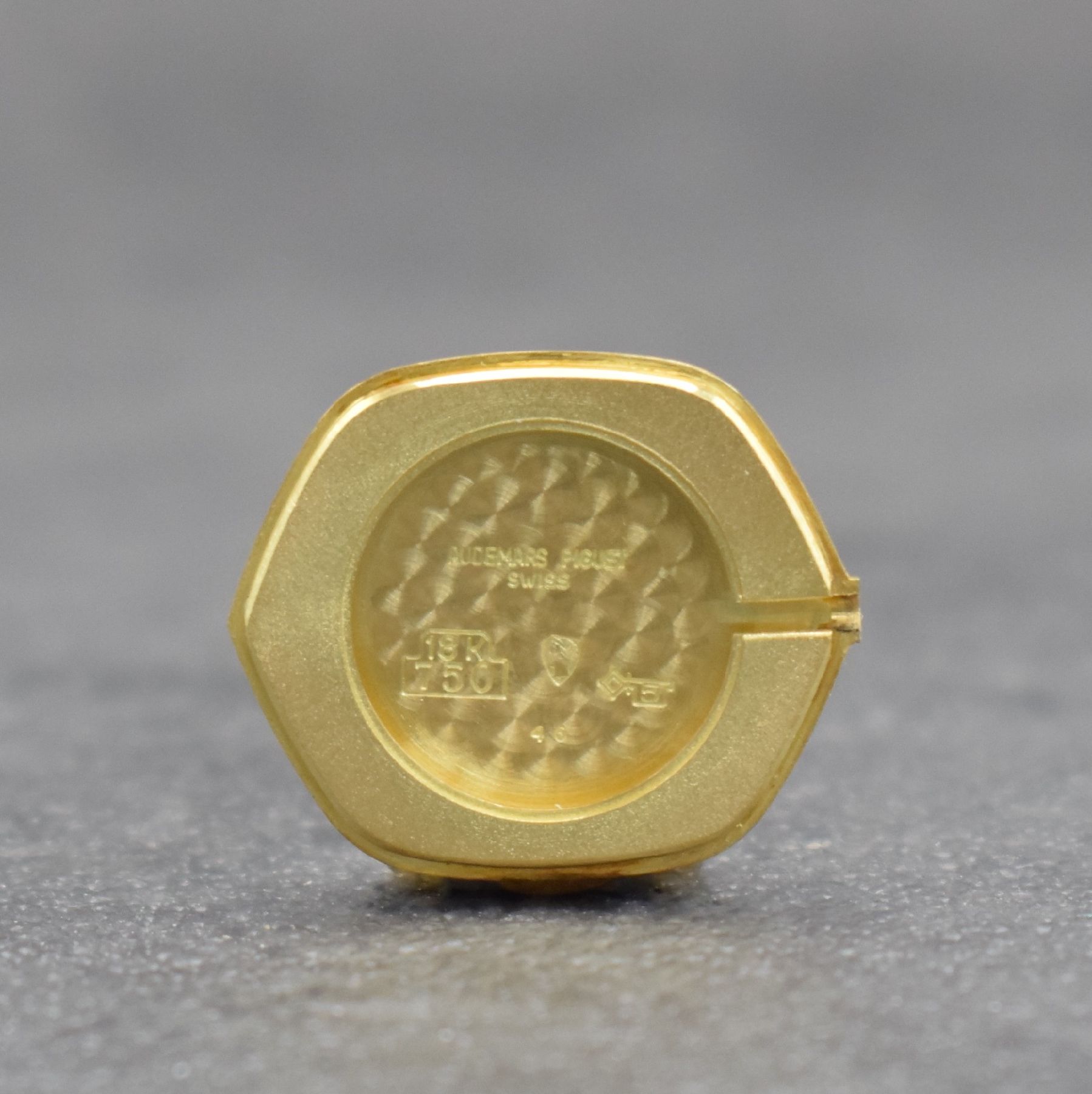 Detail j: AUDEMARS PIGUET ausgefallene Damenarmbanduhr in GG/WG 750/000, Schweiz um 1980, Handaufzug, 2-teil. Geh., Boden aufgedr., silb. Zifferbl. m. gold. ...