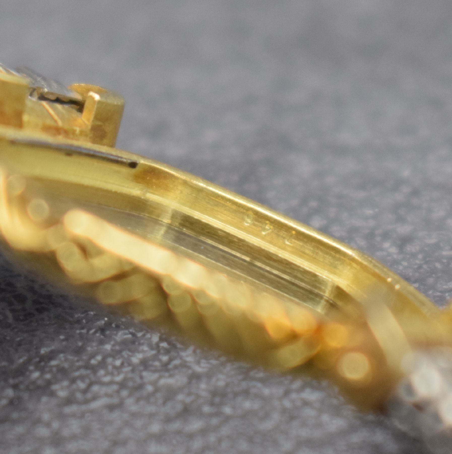 Detail k: AUDEMARS PIGUET ausgefallene Damenarmbanduhr in GG/WG 750/000, Schweiz um 1980, Handaufzug, 2-teil. Geh., Boden aufgedr., silb. Zifferbl. m. gold. ...
