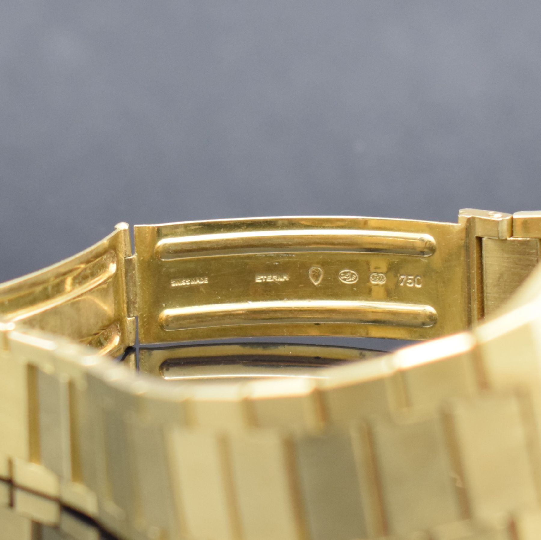 Detail e: ETERNA Kontiki Royal Quartz Herrenarmbanduhr in GG 750/000, Schweiz um 1985, quarz, massives Geh., Boden aufgedr., Gliederband in GG 750/000 m. ...