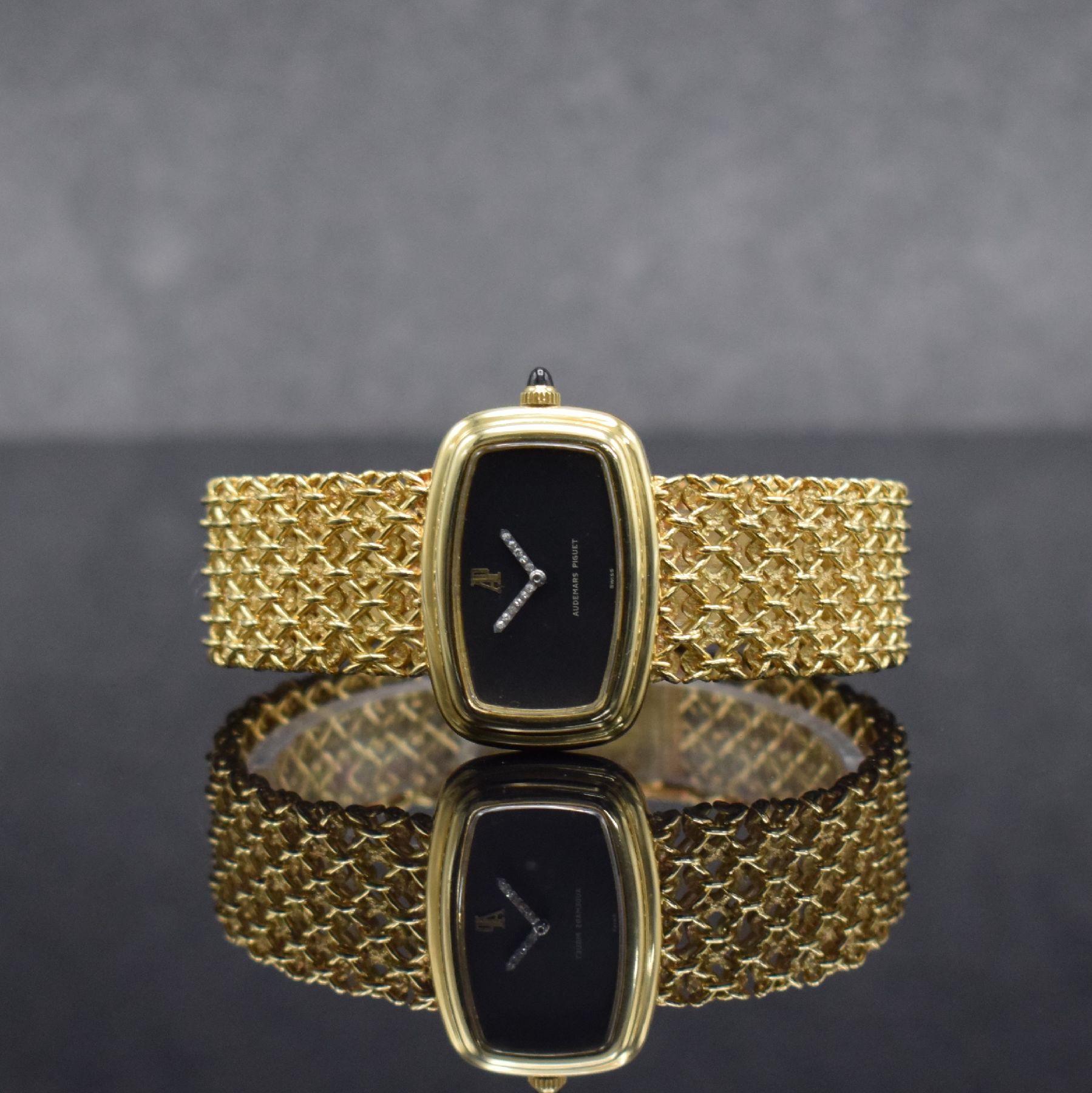AUDEMARS PIGUET ausgefallene Damenarmbanduhr in GG 750/000, Schweiz um 1980, Handaufzug, gestuftes Geh., Boden aufgedr., feines Schmuckband in GG ...