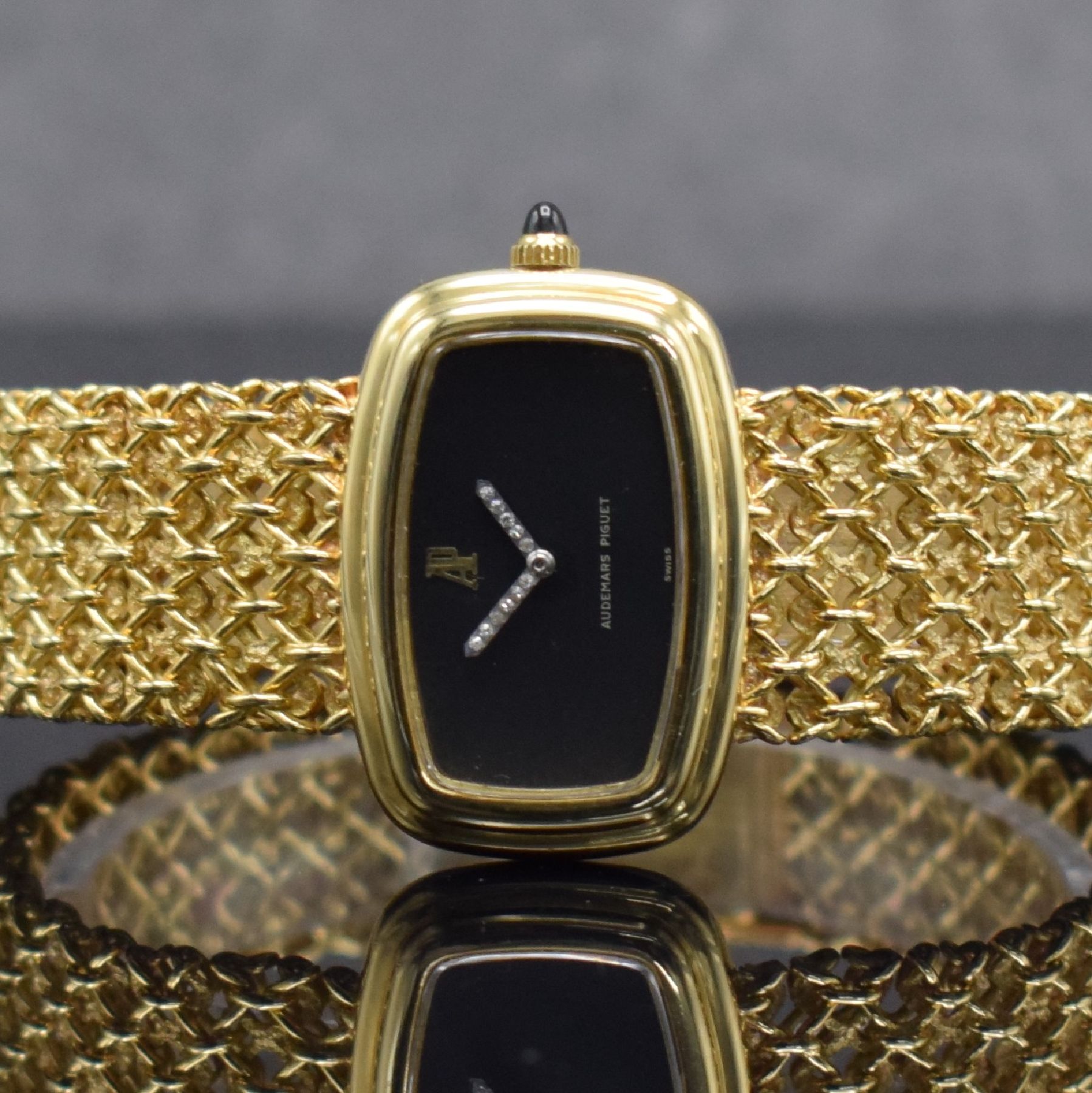 Detail a: AUDEMARS PIGUET ausgefallene Damenarmbanduhr in GG 750/000, Schweiz um 1980, Handaufzug, gestuftes Geh., Boden aufgedr., feines Schmuckband in GG ...