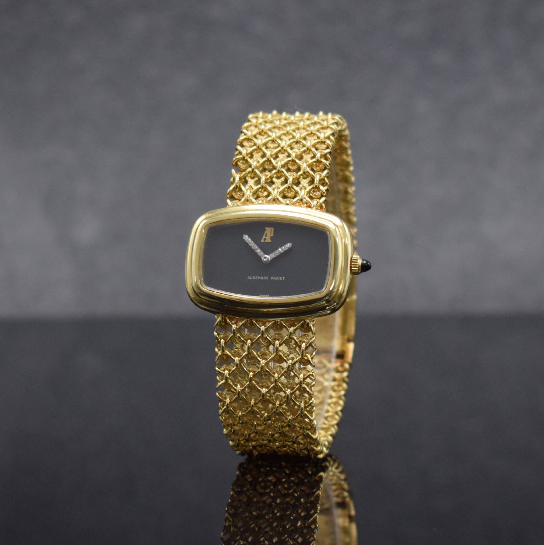 Detail b: AUDEMARS PIGUET ausgefallene Damenarmbanduhr in GG 750/000, Schweiz um 1980, Handaufzug, gestuftes Geh., Boden aufgedr., feines Schmuckband in GG ...