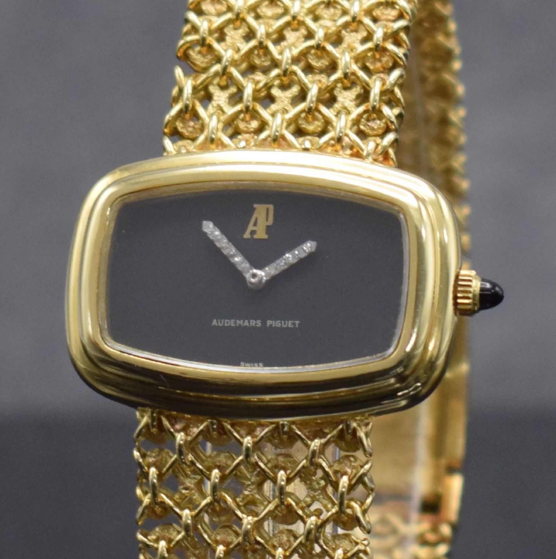 Detail c: AUDEMARS PIGUET ausgefallene Damenarmbanduhr in GG 750/000, Schweiz um 1980, Handaufzug, gestuftes Geh., Boden aufgedr., feines Schmuckband in GG ...