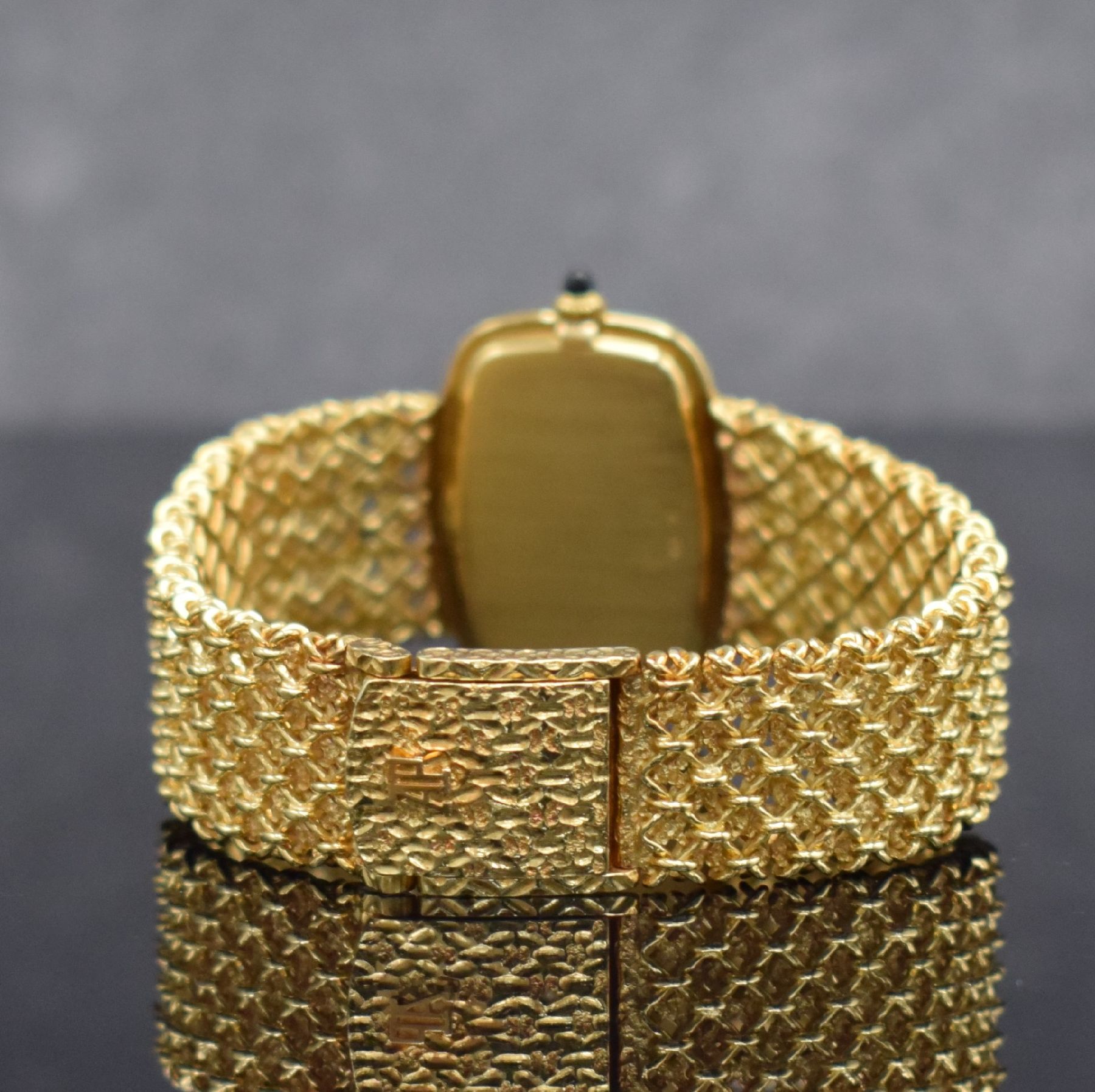 Detail d: AUDEMARS PIGUET ausgefallene Damenarmbanduhr in GG 750/000, Schweiz um 1980, Handaufzug, gestuftes Geh., Boden aufgedr., feines Schmuckband in GG ...