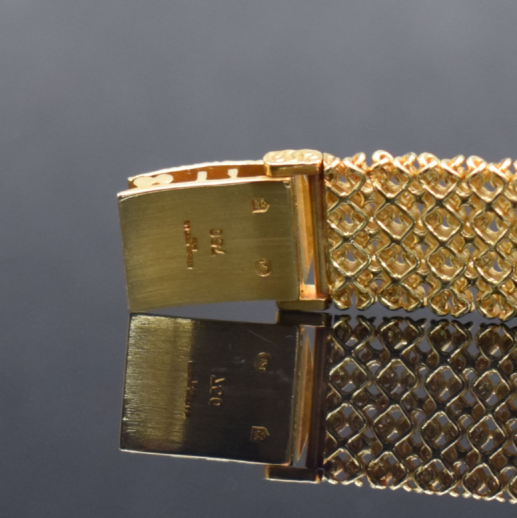 Detail e: AUDEMARS PIGUET ausgefallene Damenarmbanduhr in GG 750/000, Schweiz um 1980, Handaufzug, gestuftes Geh., Boden aufgedr., feines Schmuckband in GG ...