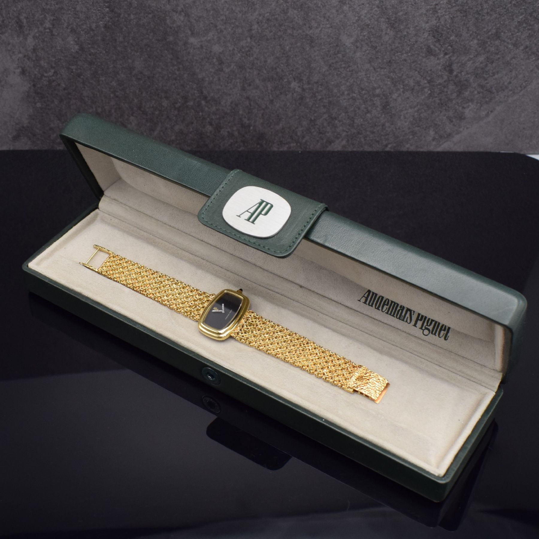 Detail g: AUDEMARS PIGUET ausgefallene Damenarmbanduhr in GG 750/000, Schweiz um 1980, Handaufzug, gestuftes Geh., Boden aufgedr., feines Schmuckband in GG ...