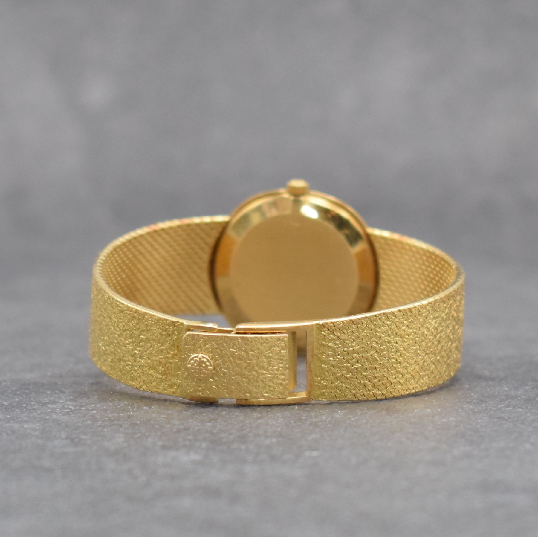 Detail d: PATEK PHILIPPE feine Damenarmbanduhr in GG 750/000 Referenz 4115 1, Handaufzug, Schweiz um 1972, 2-teil. Goldgeh. inkl. Milanaiseband, Boden ...