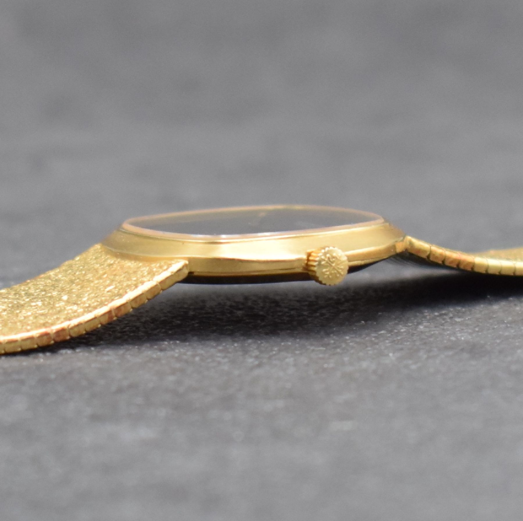 Detail e: PATEK PHILIPPE feine Damenarmbanduhr in GG 750/000 Referenz 4115 1, Handaufzug, Schweiz um 1972, 2-teil. Goldgeh. inkl. Milanaiseband, Boden ...