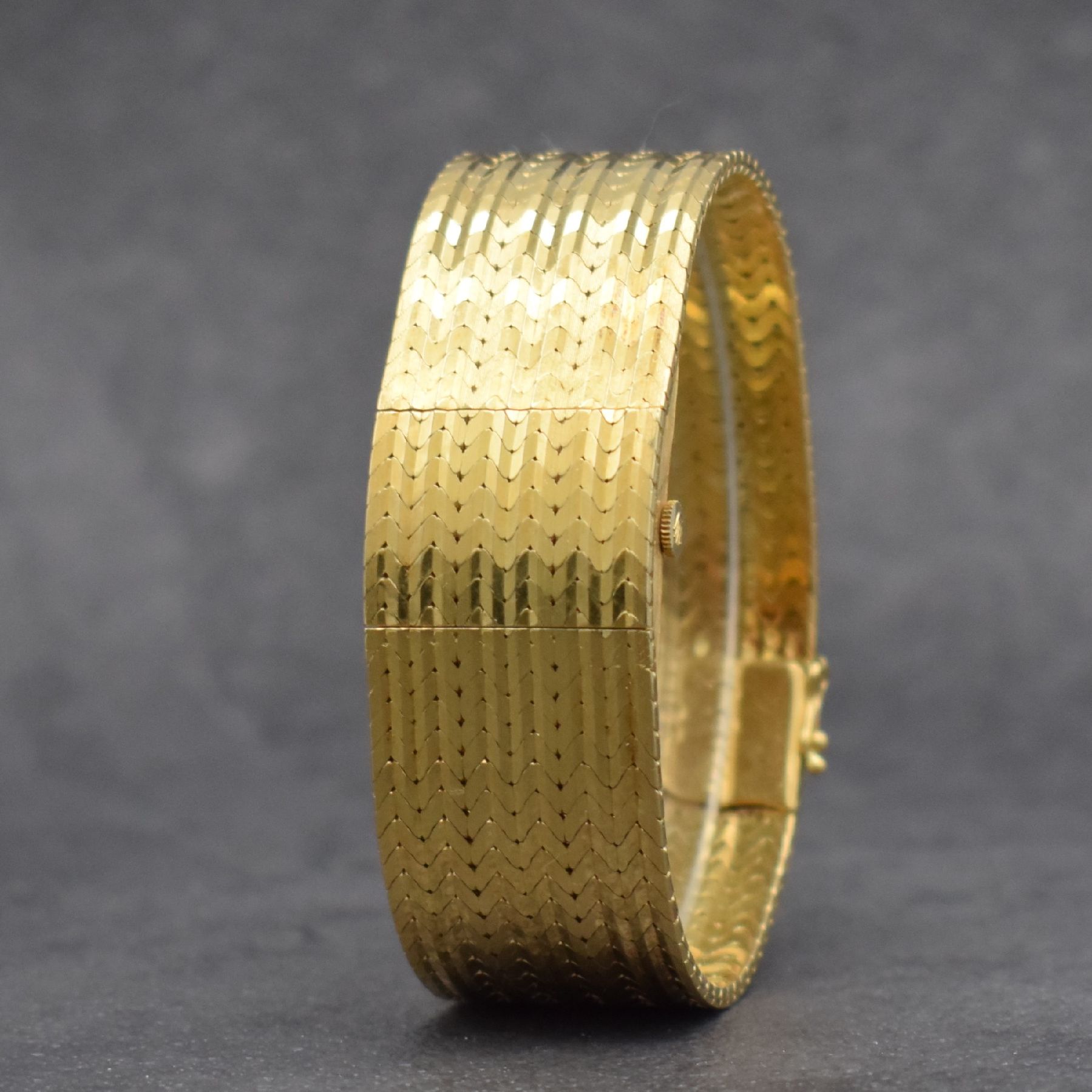 Detail e: ROLEX seltene Damenarmbanduhr in Bandform, Schweiz um 1960, Handaufzug, GG 750/000, v. Gehäuse ins Band übergehendes Design m. aufklappbarem ...