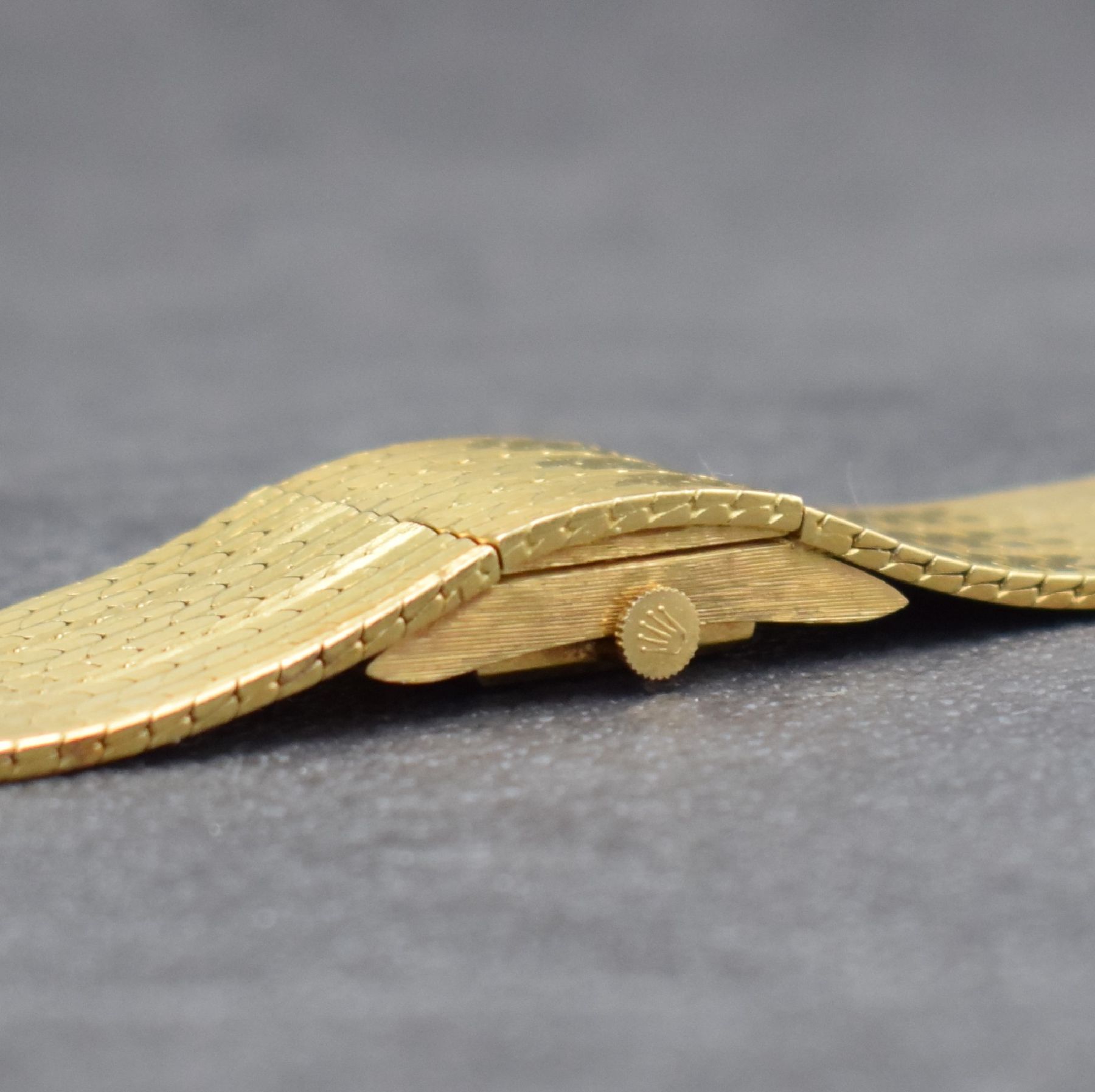 Detail f: ROLEX seltene Damenarmbanduhr in Bandform, Schweiz um 1960, Handaufzug, GG 750/000, v. Gehäuse ins Band übergehendes Design m. aufklappbarem ...
