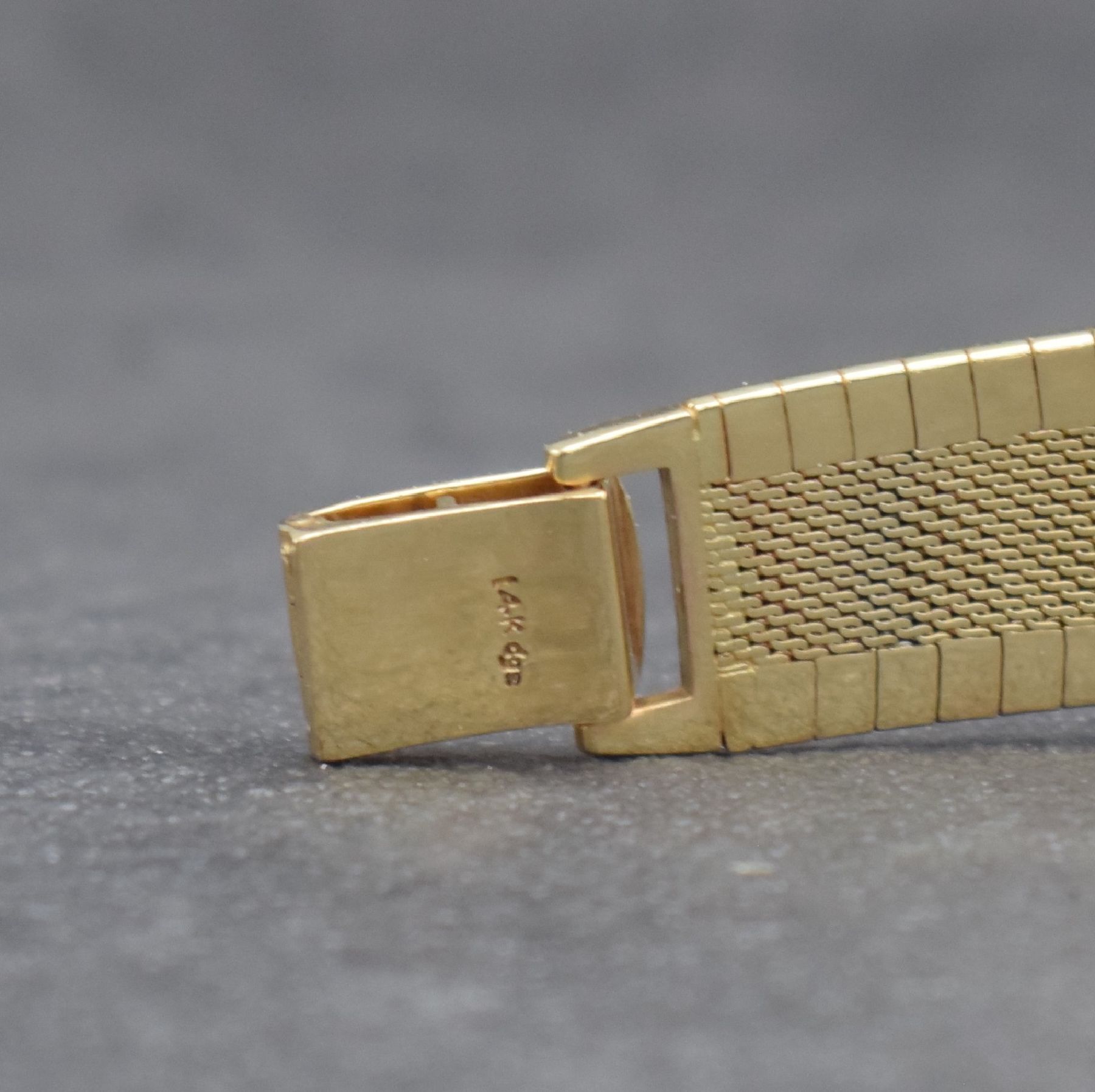 Detail d: BAUME & MERCIER Damenarmbanduhr in GG 585/000, Schweiz um 1965, Handaufzug, Geh. aufw. m. Diamanten bes. zus. ca. 0,2 ct, Boden aufgedr., Goldband in ...