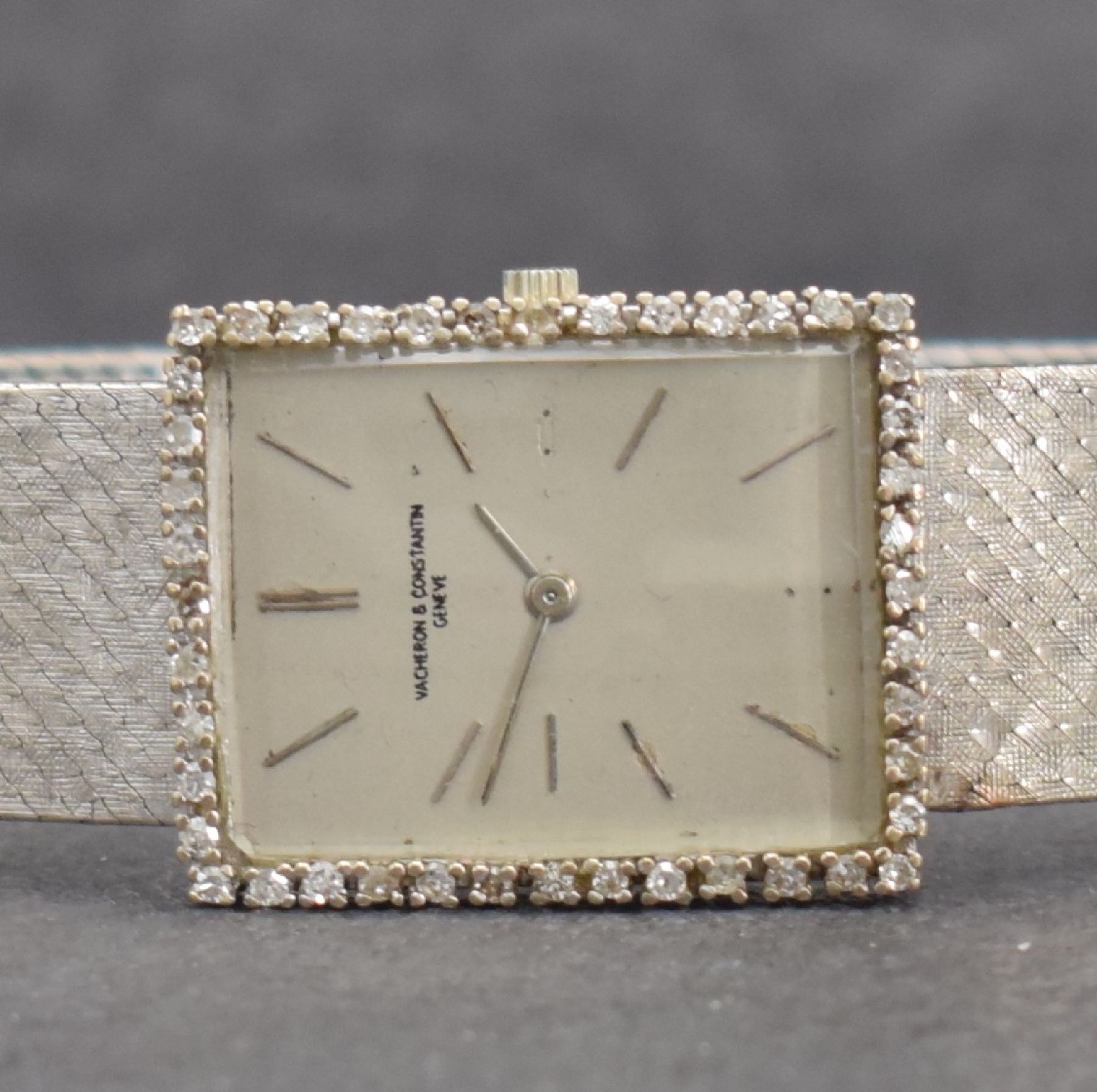 Detail a: VACHERON & CONSTANTIN Armbanduhr in WG 750/000, Schweiz um 1965, Handaufzug, Boden aufgedr., Milanaiseband in WG 750/000, silb. Zifferbl. rest., 2x ...