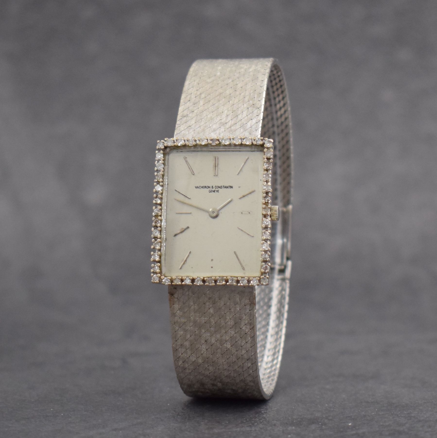 Detail b: VACHERON & CONSTANTIN Armbanduhr in WG 750/000, Schweiz um 1965, Handaufzug, Boden aufgedr., Milanaiseband in WG 750/000, silb. Zifferbl. rest., 2x ...