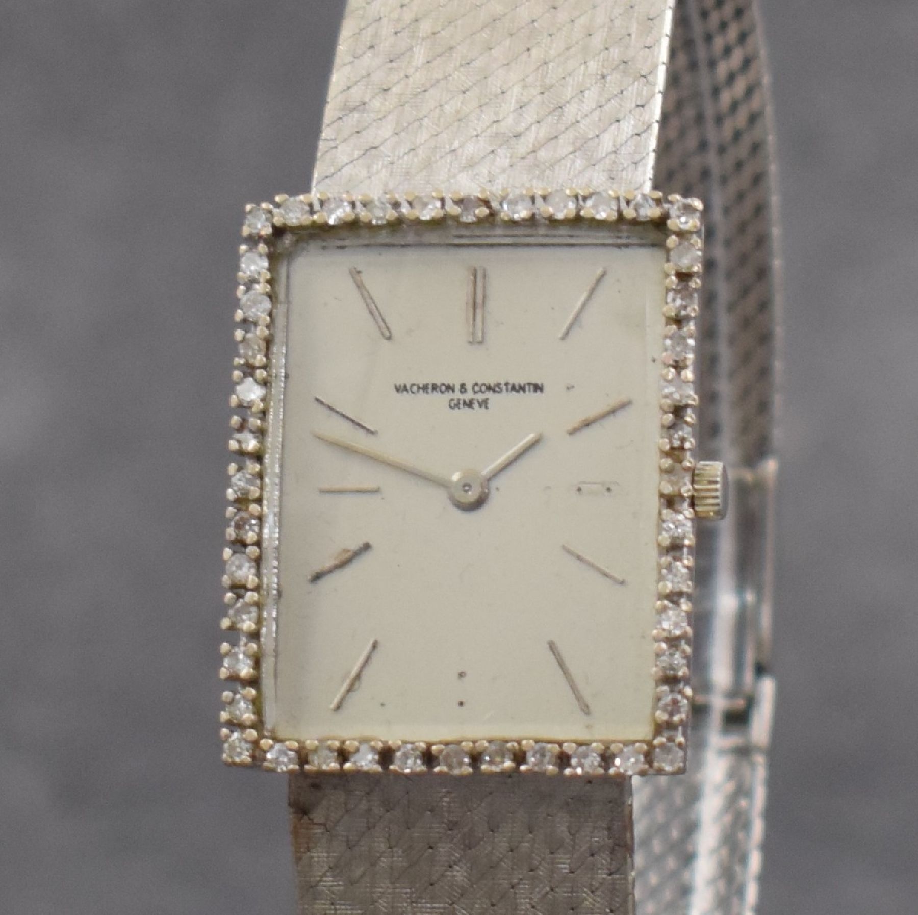 Detail c: VACHERON & CONSTANTIN Armbanduhr in WG 750/000, Schweiz um 1965, Handaufzug, Boden aufgedr., Milanaiseband in WG 750/000, silb. Zifferbl. rest., 2x ...