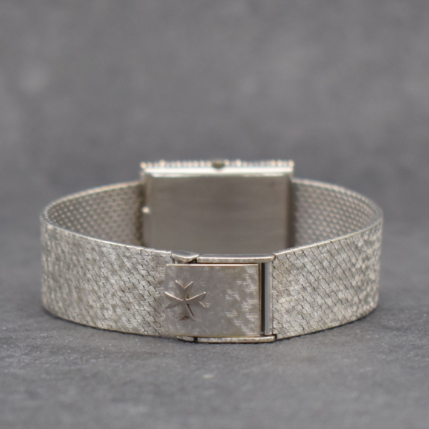 Detail d: VACHERON & CONSTANTIN Armbanduhr in WG 750/000, Schweiz um 1965, Handaufzug, Boden aufgedr., Milanaiseband in WG 750/000, silb. Zifferbl. rest., 2x ...