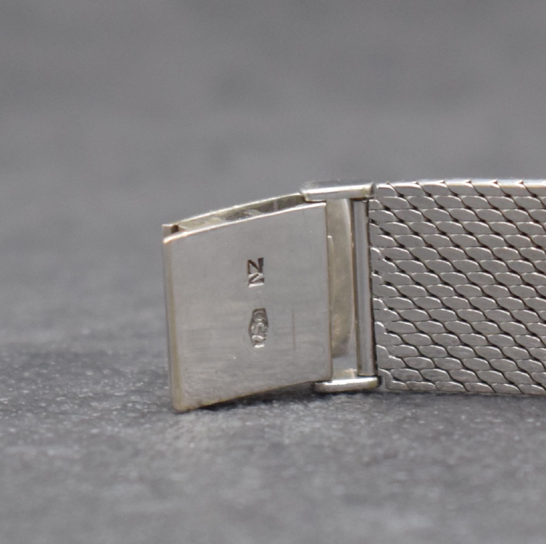 Detail e: VACHERON & CONSTANTIN Armbanduhr in WG 750/000, Schweiz um 1965, Handaufzug, Boden aufgedr., Milanaiseband in WG 750/000, silb. Zifferbl. rest., 2x ...