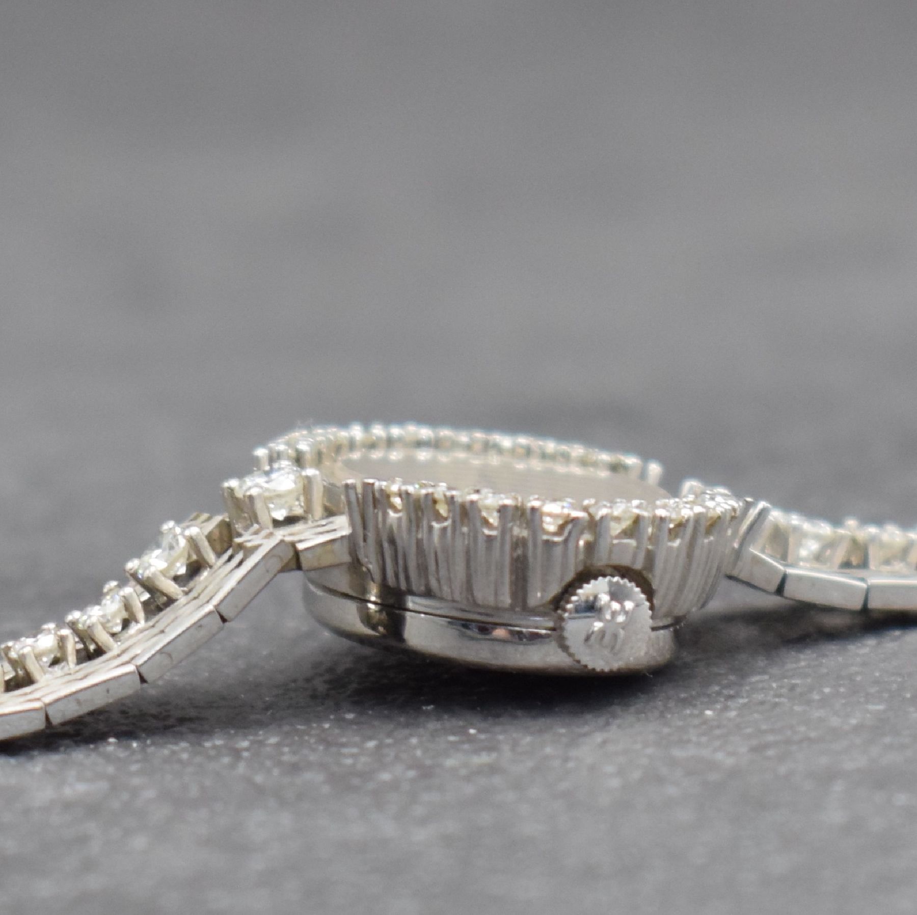 Detail d: EBEL feine Damenarmbanduhr in WG 750/000 mit Brillanten, Schweiz um 1970, Handaufzug, Lünette & Bandansätze aufw. m. Brillanten bes. zus. ca. 1 ct, ...