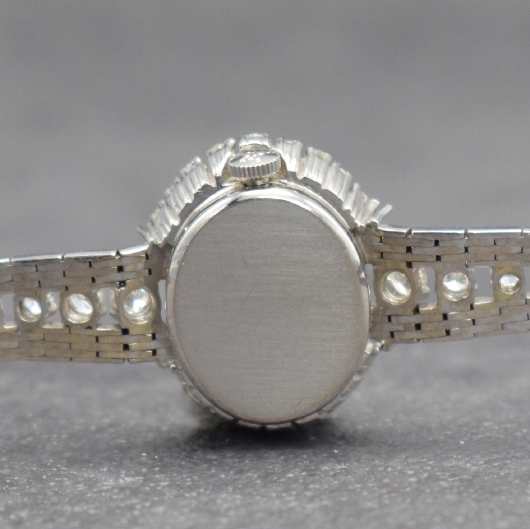 Detail e: EBEL feine Damenarmbanduhr in WG 750/000 mit Brillanten, Schweiz um 1970, Handaufzug, Lünette & Bandansätze aufw. m. Brillanten bes. zus. ca. 1 ct, ...