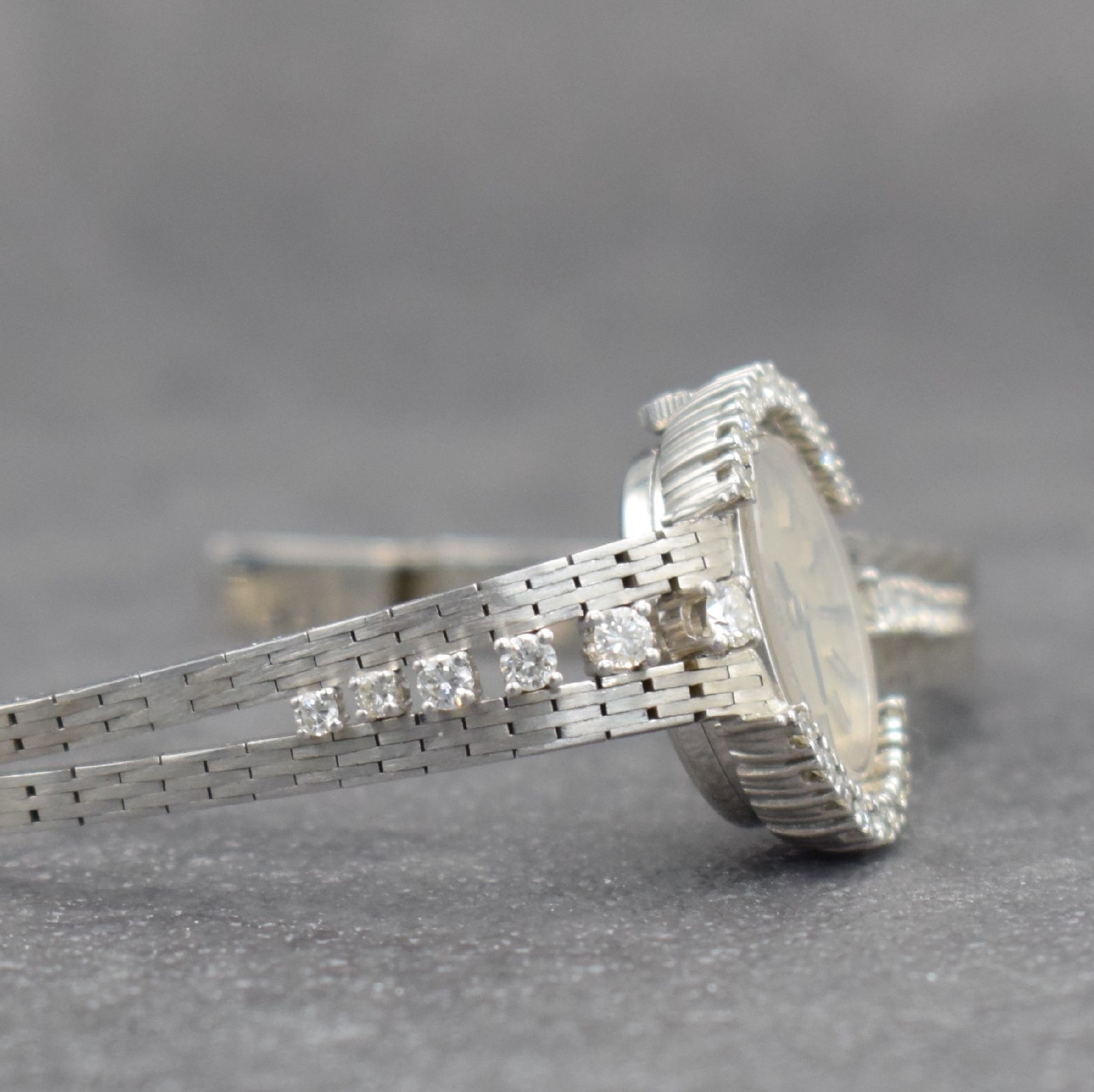 Detail g: EBEL feine Damenarmbanduhr in WG 750/000 mit Brillanten, Schweiz um 1970, Handaufzug, Lünette & Bandansätze aufw. m. Brillanten bes. zus. ca. 1 ct, ...