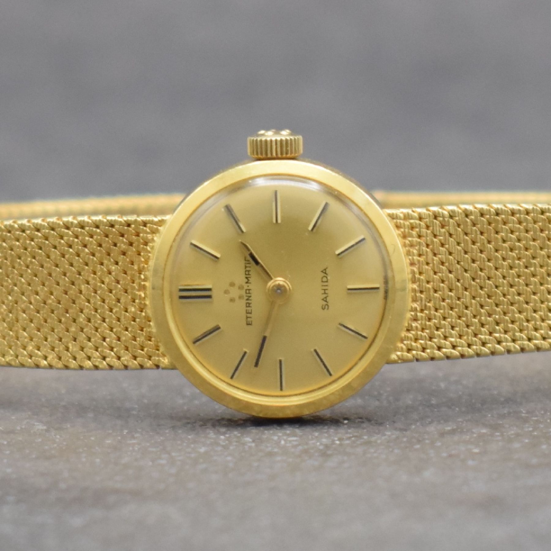 Detail a: ETERNA Sahida Damenarmbanduhr in GG 750/000, Schweiz um 1965, Automatik, gedr. Geh. am orig. Milanaiseband, orig. Krone & Glas, gold. Zifferbl., ...
