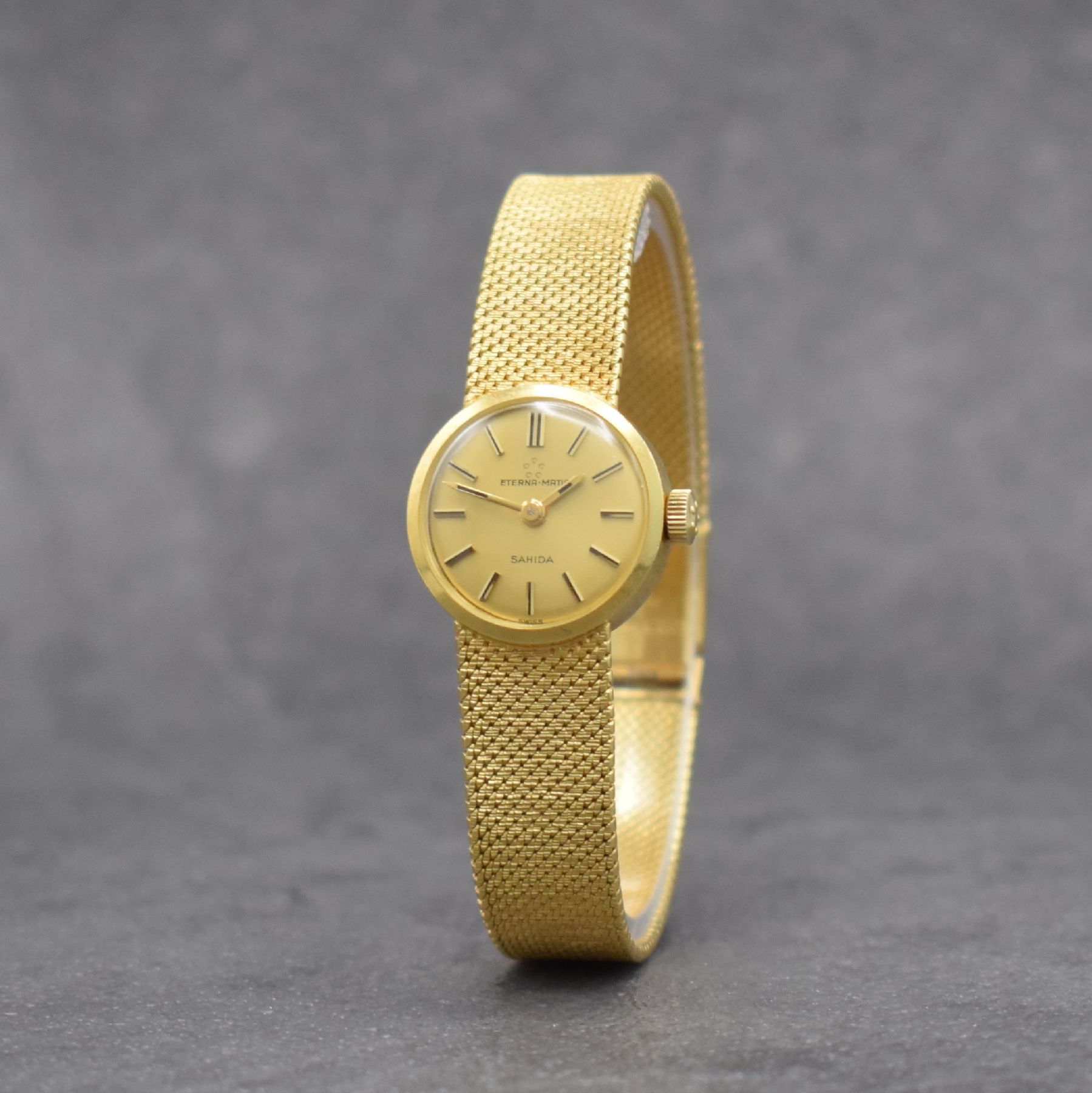 Detail b: ETERNA Sahida Damenarmbanduhr in GG 750/000, Schweiz um 1965, Automatik, gedr. Geh. am orig. Milanaiseband, orig. Krone & Glas, gold. Zifferbl., ...