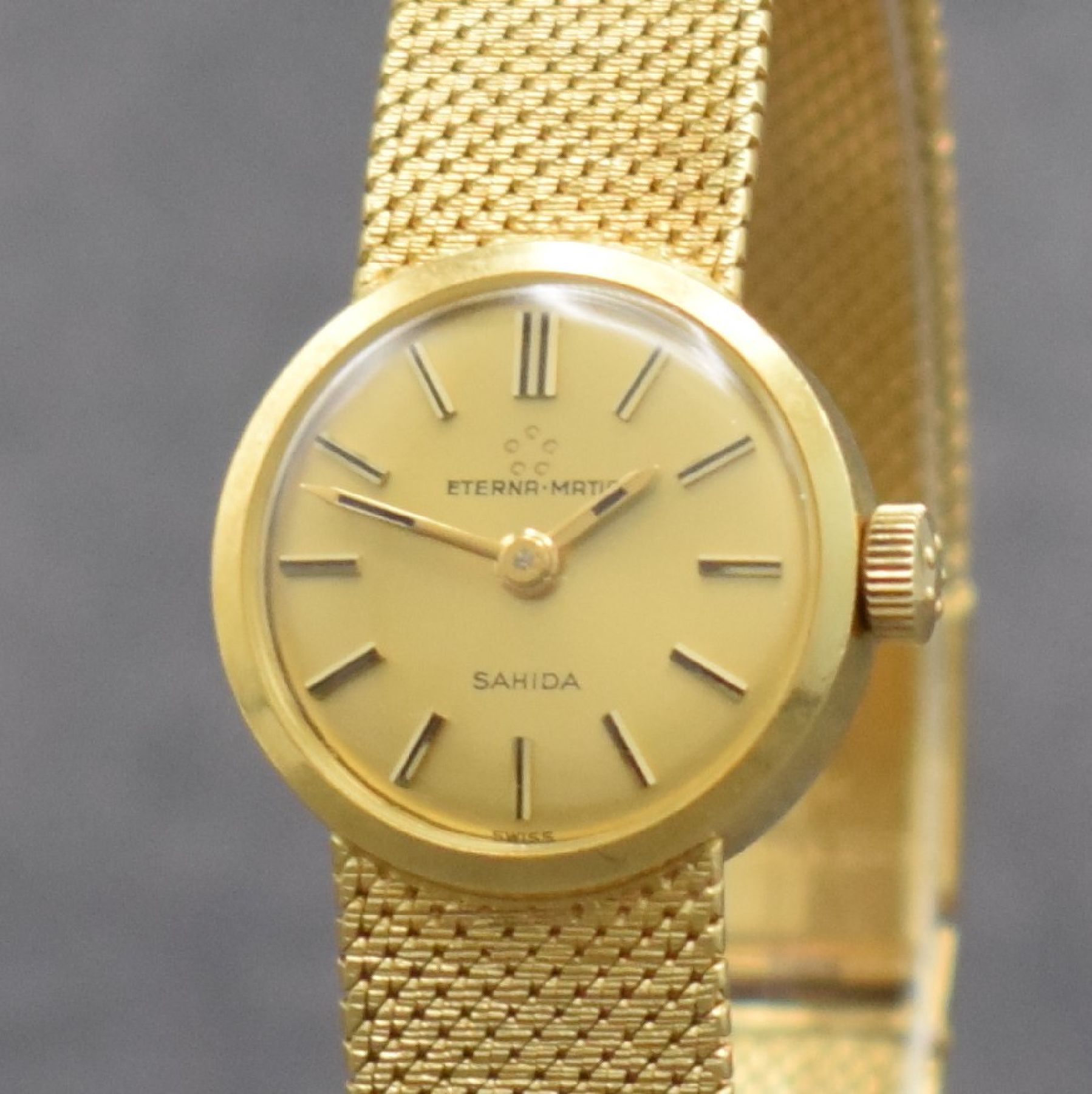 Detail c: ETERNA Sahida Damenarmbanduhr in GG 750/000, Schweiz um 1965, Automatik, gedr. Geh. am orig. Milanaiseband, orig. Krone & Glas, gold. Zifferbl., ...