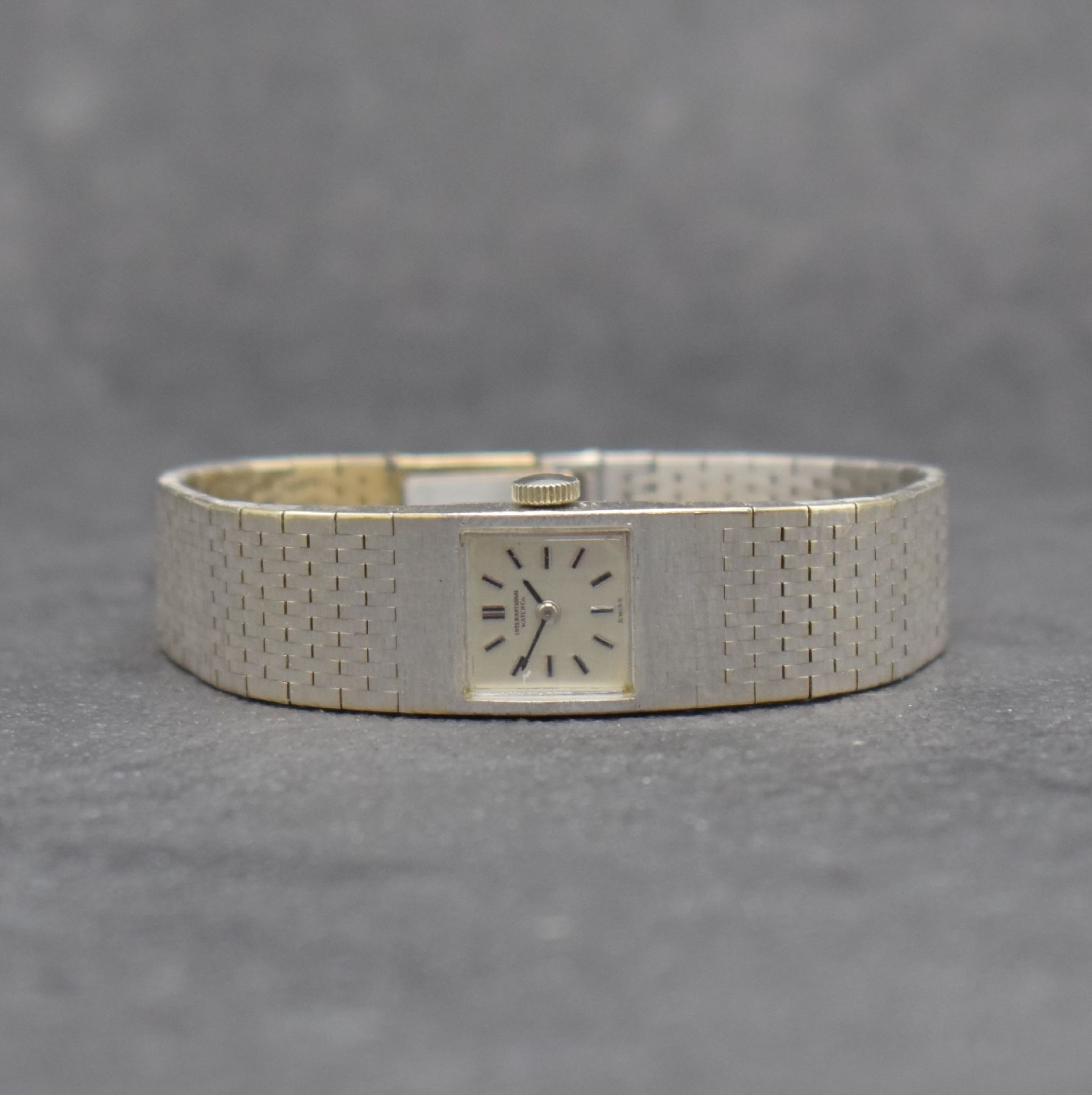IWC feine Damenarmbanduhr in WG 750/000, Handaufzug, Schweiz um 1966, 2-teil. Geh., Boden aufgedr., silberfarb. Zifferblatt m. aufges. Indizes, Anz. ...